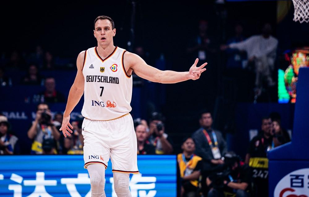 Nationalspieler Johannes Voigtmann kehrt nach acht Jahren im Ausland in die easyCredit BBL zurück und unterschreibt beim Deuschen Meister für drei Spielzeiten bis 2027. Die vergangenen beiden Saisons stand der Center bei Italiens Meister Mailand unter Vertrag; in Paris erreichte der Weltmeister von 2023 im Team um Gordon Herbert sowie den FCBB-Profis Niels Giffey, Oscar da Silva, Andreas Obst und Nick Weiler-Babb als Vierter die bisher beste deutsche Olympia-Platzierung der DBB-Auswahl.