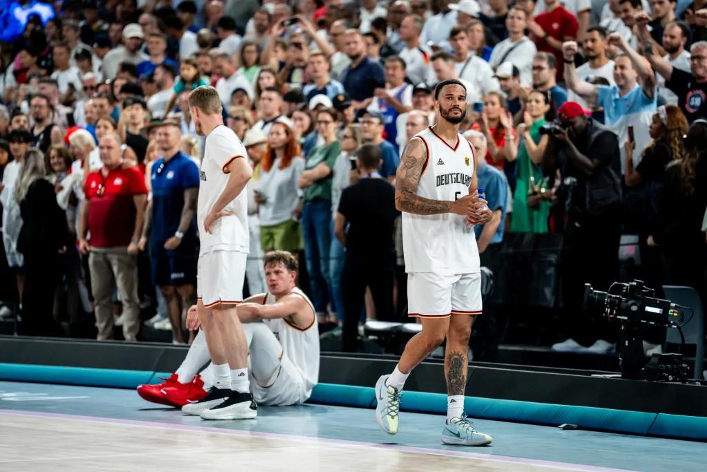 Und was traue ich den anderen Teams zu? Puerto Rico setzte sich beim Qualifikationsturnier gegen starke Konkurrenz durch. Aber dieser Erfolg gelang mit der enthusiastischen Unterstützung der heimischen Fans. In den Vorbereitungsspielen in Europa wirkten die Mittelamerikaner defensiv zu schwach, um für Überraschungen sorgen zu können. Gegen Japan und Brasilien muss die deutsche Mannschaft in der Gruppenphase Pflichtsiege einfahren. Die unorthodoxen Japaner sollte man trotz des Vorbereitungssieges nicht unterschätzen, und Brasilien (mit vier Ex-Ulmern im Kader) hat seit der erfolgreichen Qualifikation in Lettland nicht mehr gespielt. Südsudan hätte in der Vorbereitung beinahe die USA besiegt. Wenn die Afrikaner in der Gruppe C ihre geringe Chance auf ein Weiterkommen nutzen wollen, müssen sie Puerto Rico zum Auftakt schlagen. Spanien und Griechenland treffen in der starken Gruppe A auf Kanada und Australien. Die beiden europäischen Teams haben auf jeden Fall das Format, um die leicht favorisierten Mannschaften aus Übersee ins Wanken zu bringen.