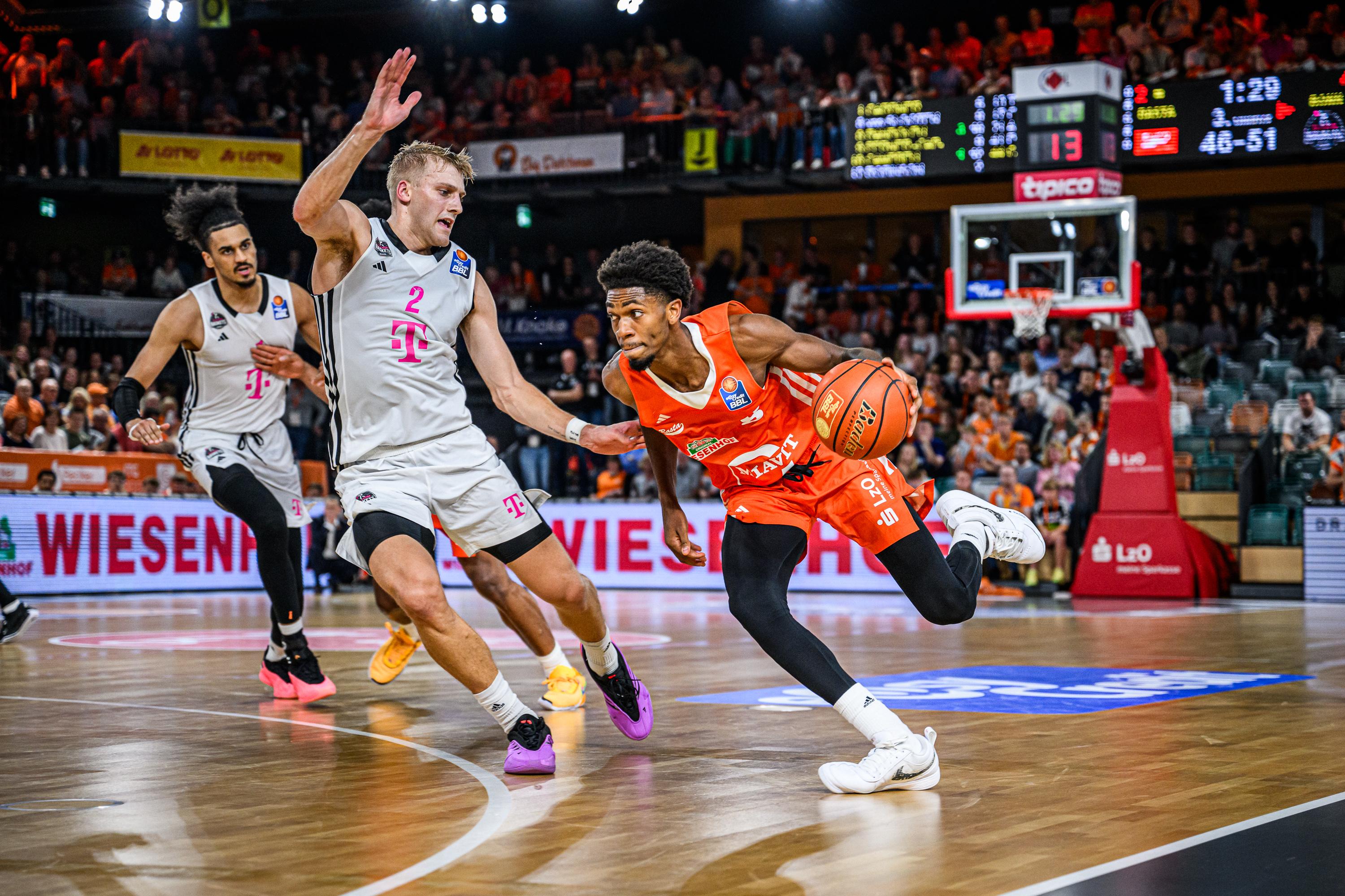 Nach dem EuroCup eröffnen auf europäischer Ebene in dieser Woche auch die Turkish Airlines EuroLeague und die Basketball Champions League ihre neue Saison. In die Champions League entsendet die easyCredit BBL dabei gleich vier Vertreter - so viele wie noch nie. Würzburg, Vechta und Bonn starten am Dienstag und Chemnitz am Mittwoch in den Wettbewerb. Auch Spanien, die Türkei und Griechenland haben je vier Clubs am Start. Die Hälfte der 32 Teilnehmer kommt somit aus diesen vier Ländern.