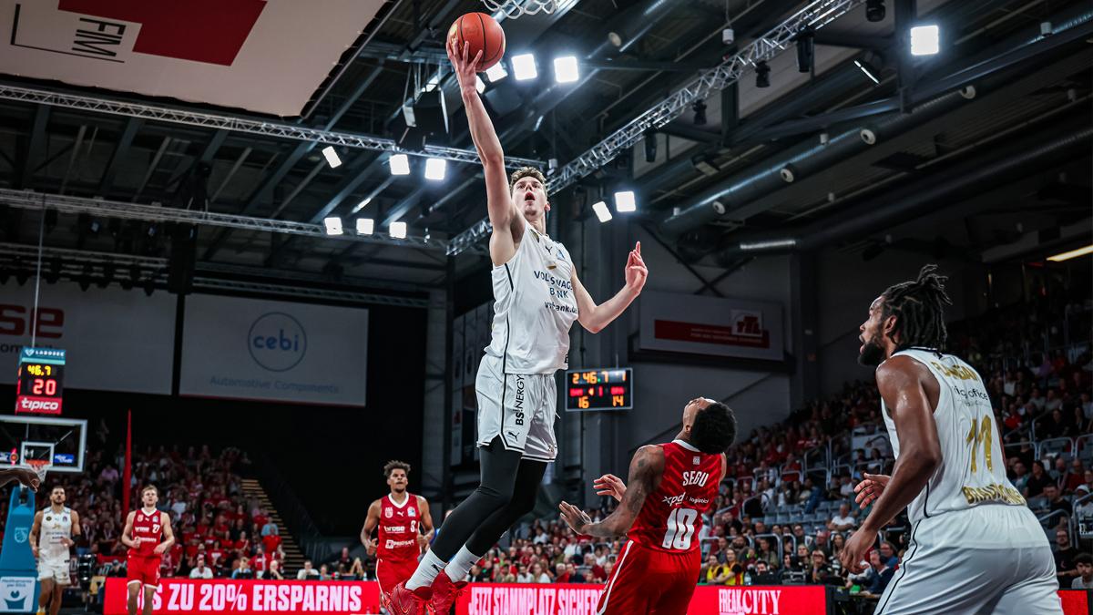 Zum ersten Mal seit der Saison 2013/14 tritt Anton Gavel in Bamberg als Teil der Heimmannschaft auf das Parkett, der neue Headcoach der Bamberg Baskets muss aber eine Niederlage einstecken: Die Basketball Löwen Braunschweig mit Hauptgesellschafter Dennis Schröder in der Halle geben den Spielverderber und entführen einen 96:77-Sieg. Barra Njie ist der Katalysator eines starken dritten Viertels, Luka Scuka avanciert wie im Pokal zum Braunschweiger Topscorer.