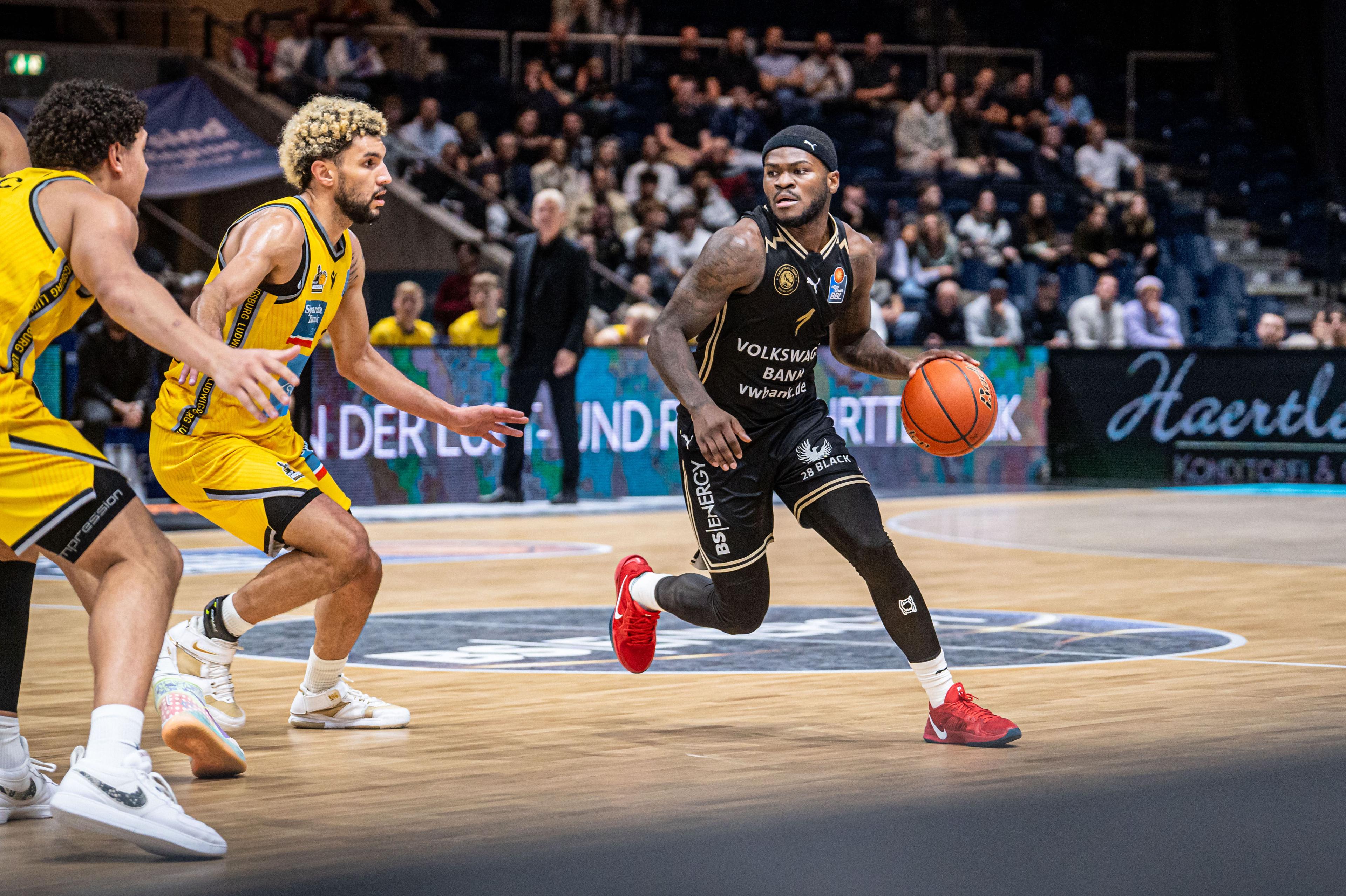 Die Basketball Löwen Braunschweig knüpfen mit ihrem zweiten Sieg nahtlos an ihre Leistung aus dem ersten Saisonspiel gegen Bamberg an (96:77). Dieses Mal fallen dazu sogar noch die Dreier hochprozentig. Die MHP RIESEN Ludwigsburg finden zu keiner Zeit ein Mittel gegen die Gastgeber und gerade die Treffsicherheit aus der Distanz ist noch ausbaufähig.
