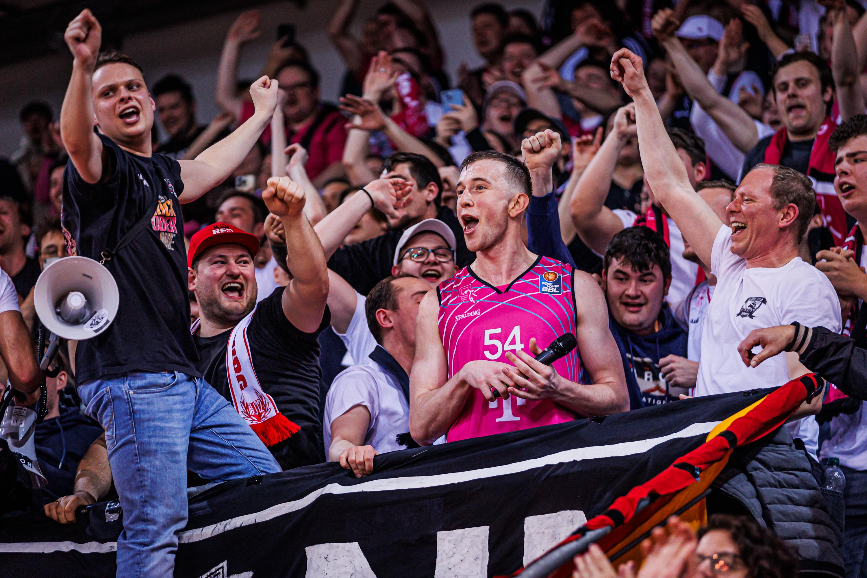 Während in Deutschland an diesem Wochenende die neue Saison der easyCredit BBL startet, kämpfen die Telekom Baskets Bonn im türkischen Belek (bei Antalya) um einen der noch vier freien Startplätze in der Basketball Champions League (BCL) 2024/25. 
