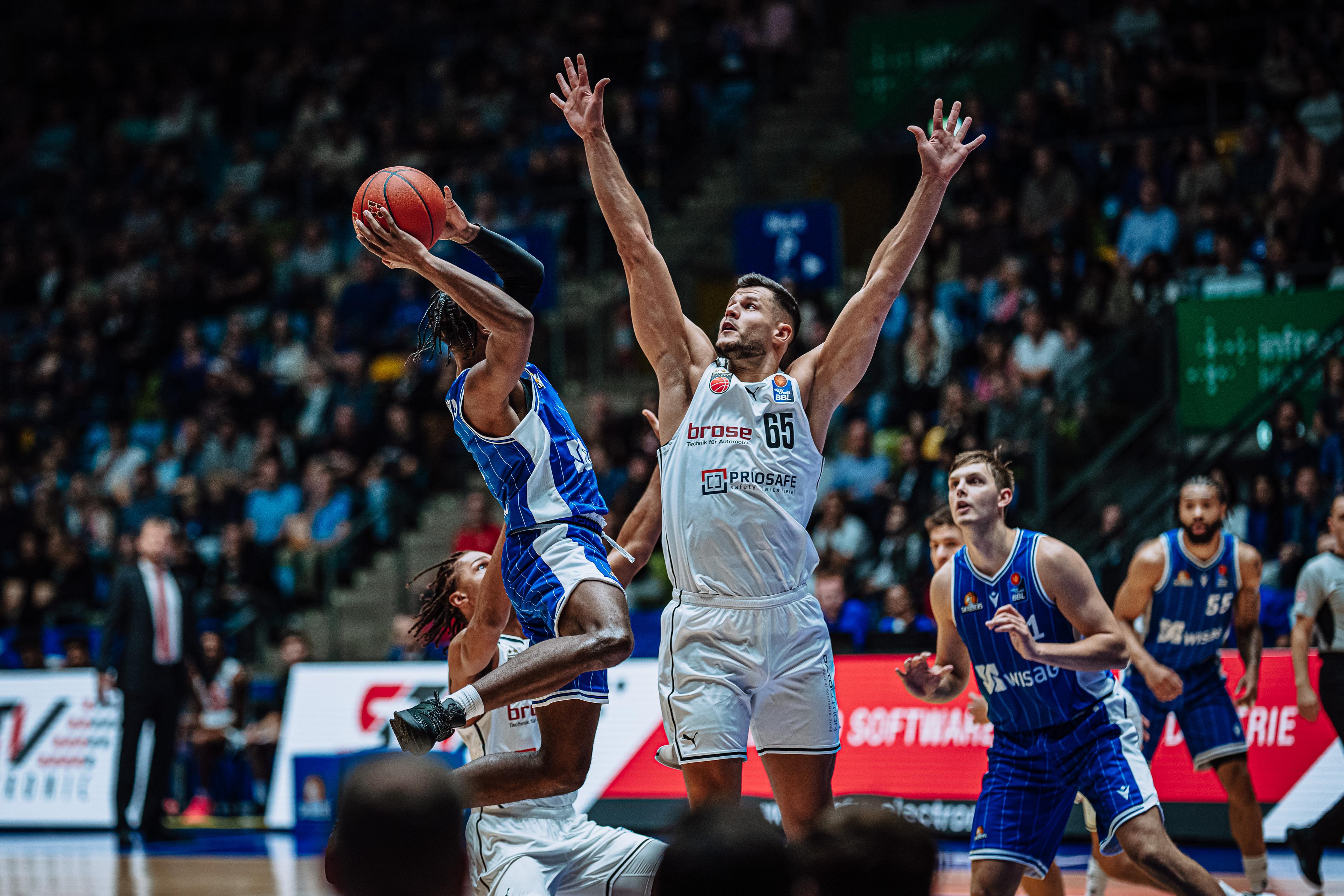 Die Bamberg Baskets gewinnen ein Low Score-Spiel bei den SKYLINERS, die nicht ansatzweise an ihre 100 Punkte des ersten Spieltags anknüpfen können. Bei den Gästen aus Oberfranken verpasst Rückkehrer Filip Stanic nur knapp ein Double Double. Und eine erfreuliche Nachricht gibt es für das Team aus Frankfurt doch: Kapitän Lorenz Brenneke nimmt wieder am Spielbetrieb teil.