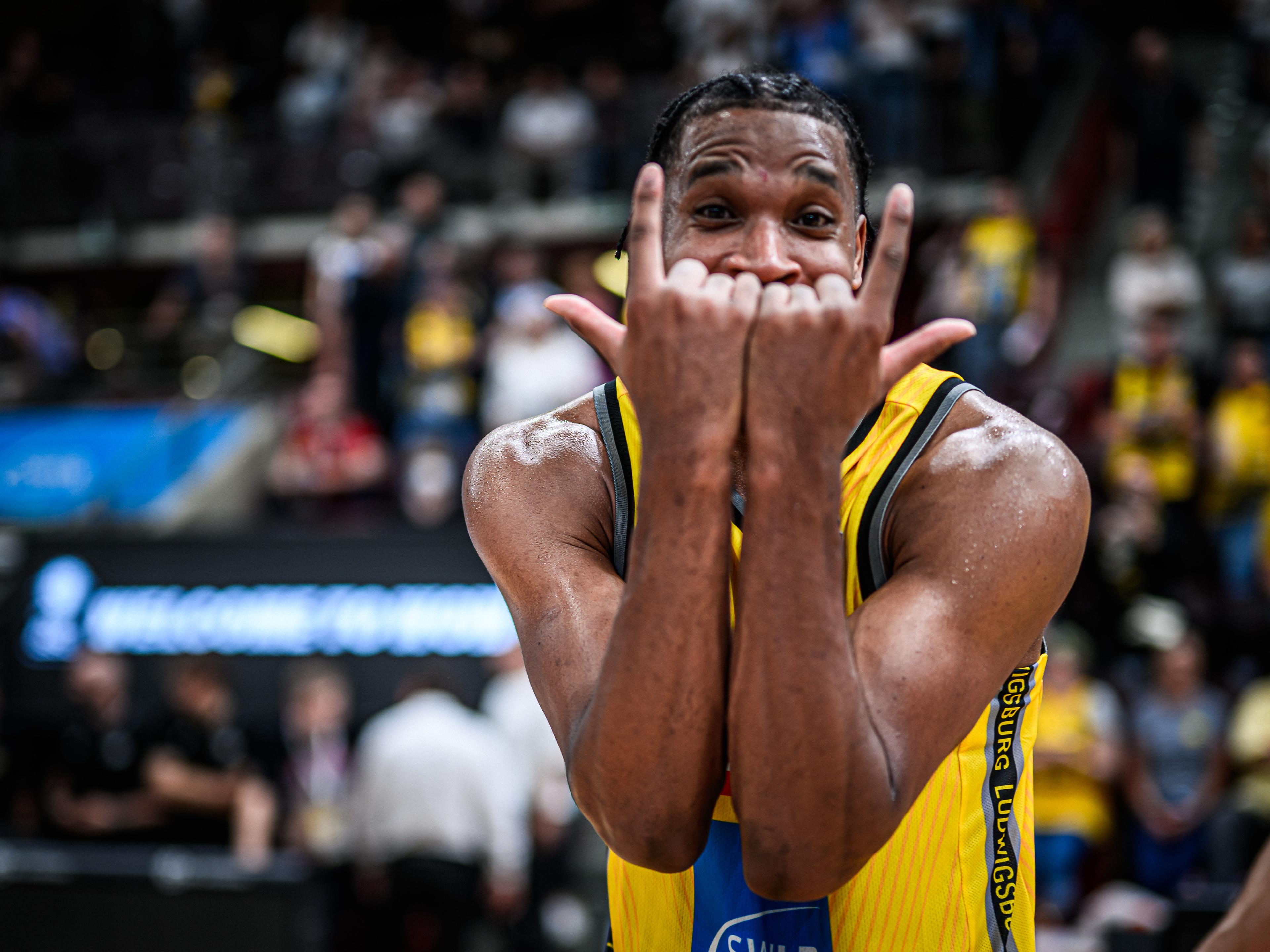Die MHP RIESEN Ludwigsburg sind in der easyCredit BBL für ihre Verteidigung bekannt. Mit JohnPatrick ist zudem der Trainer zurück, der diesen Stil wie kein Zweiter etabliert hat. Das weiß auch Gordon Herbert, der sich mit seinem FC Bayern München gegen die Barockstädter dennoch schwertut und vor allem die RIESEN-Neuzugänge nicht gestoppt bekommt. So liefern Ezra Manjon (16 Punkte) und Hunter Maldonado (15) bei ihrer Bundesliga-Premiere ordentlich ab und setzen darüber hinaus jene defensiven Impulse, die Ludwigsburg letztlich einen 78:70-Erfolg bescheren.