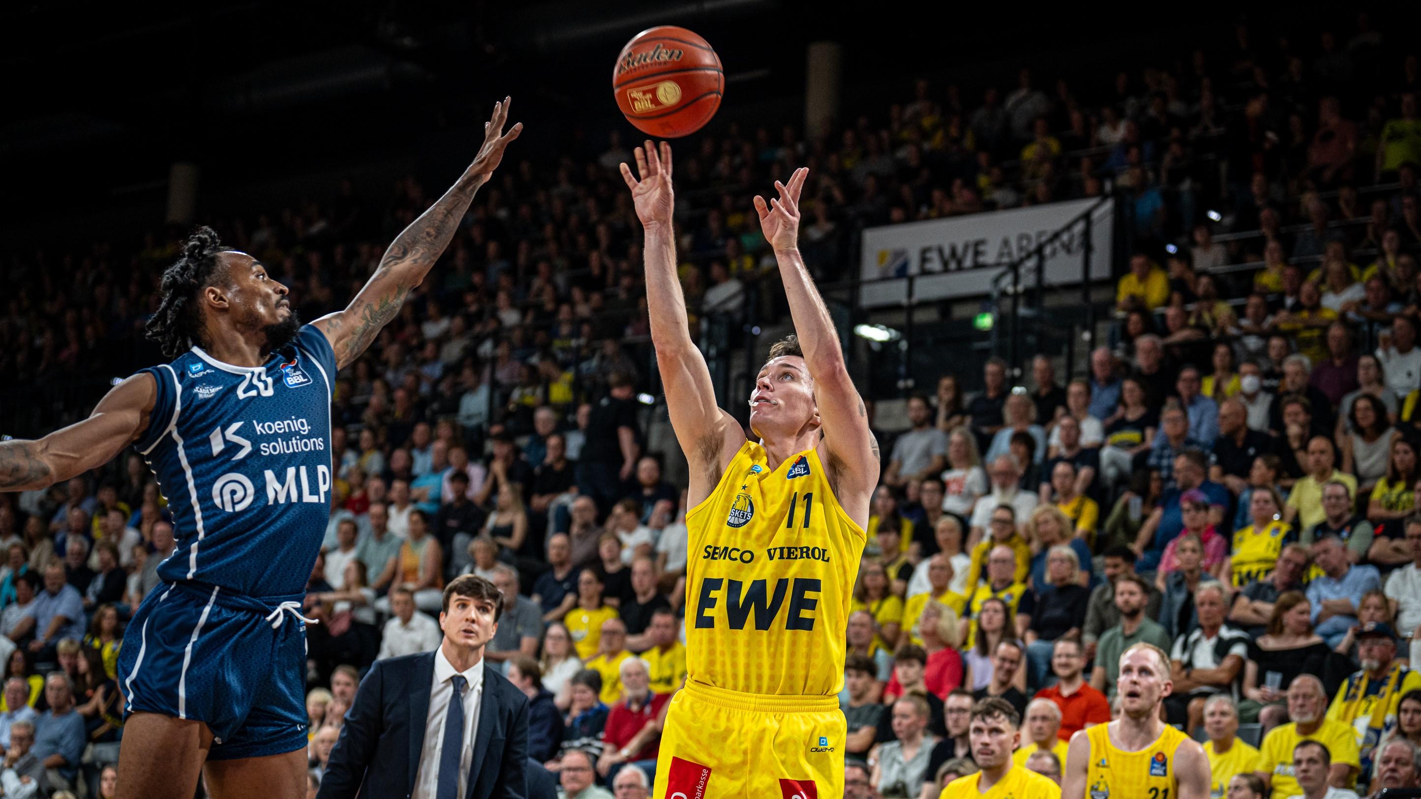 Die EWE Baskets Oldenburg setzen sich vor 6.200 Zuschauern gegen die MLP Academics Heidelberg mit 105:82 durch und feiern einen gelungenen Auftakt in die neue Saison. Der Ex-Heidelberger Justin Jaworski avanciert mit 21 Punkten zum Topscorer des Abends.