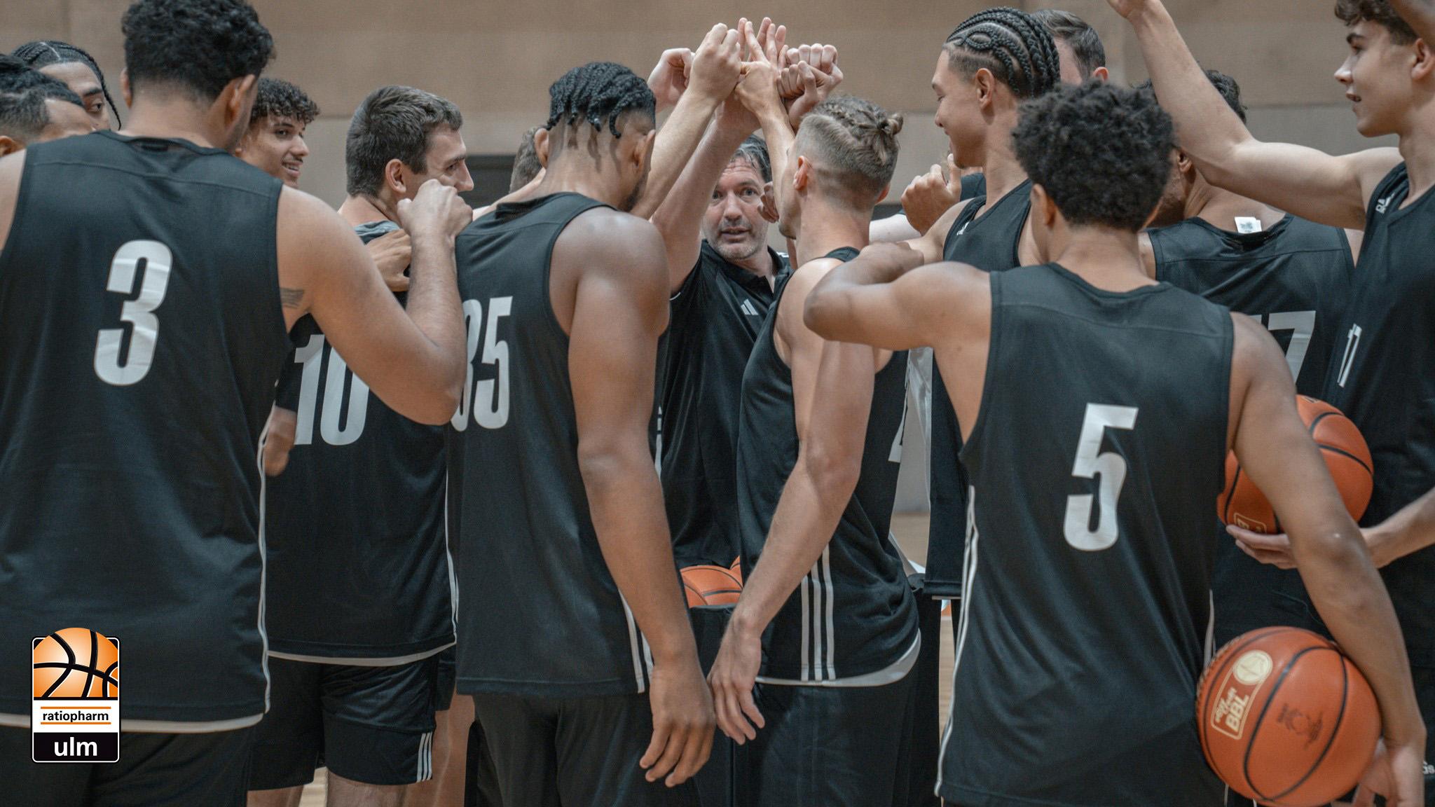 Mit Anton Gavel hat der Meistertrainer von 2023 ratiopharm ulm verlassen, doch die Schwaben holten mit Ty Harrelson den Trainer eines letztjährigen Überraschungsteams. Mit einem der talentiertesten Guards seines Jahrgangs und dem nächsten Brasilianer beschreitet Ulm seinen Weg mit internationalem Flair am Orange Campus weiter.