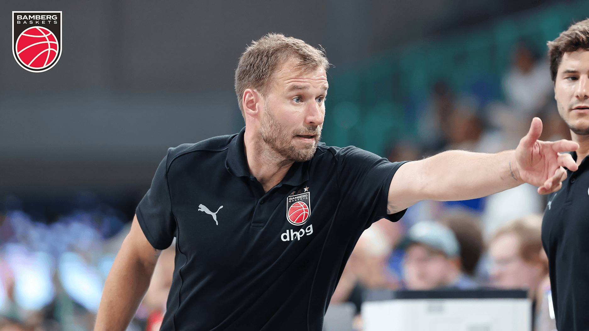 Lange waren sie in Bamberg verwöhnt. Erfolgsverwöhnt. Angefangen mit dem ersten Titelgewinn anno 2005 als Bad Boys der Liga über die Chris Fleming-Dynastie bis hin zur Ära unter Andrea Trinchieri - die Franken dominierten über fast zwei Jahrzehnte das Konzert der Großen. In der Gegenwart geht es darum, den Anschluss an die Playoff-Teams nicht zu verlieren, weswegen die Bamberg Baskets nun auf die Macher-Qualitäten der zurückgekehrten Club-Legende Anton Gavel vertrauen.