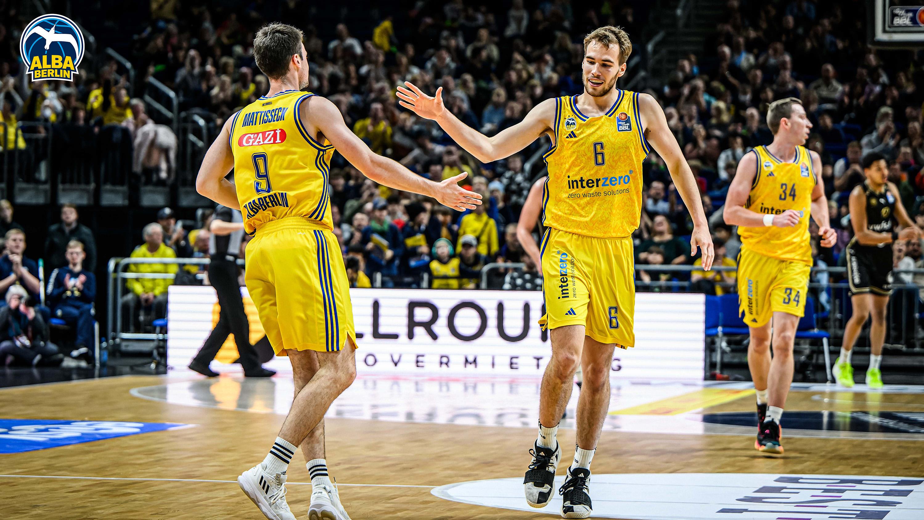 Nach einer verkorksten "Übergangssaison" bei ALBA BERLIN, die vor allem in der EuroLeague frustrierend verlief, bis sie in der easyCredit BBL trotz fortwährendem Verletzungspech mit dem Einzug ins Finale noch einen versöhnlichen Abschluss fand, hofft Trainer Israel Gonzalez in Berlin 2024/25 auf weniger Verletzungspech. Viele seiner überwiegend jungen Spieler haben dabei noch jede Menge Luft nach oben. Die Rückkehr zum ALBA-typischen Spiel muss dem ALBA-Trainer aber ohne Johannes Thiemann und Sterling Brown gelingen, die beide im Ausland jetzt mehr als doppelt so viel verdienen wie in Berlin. 