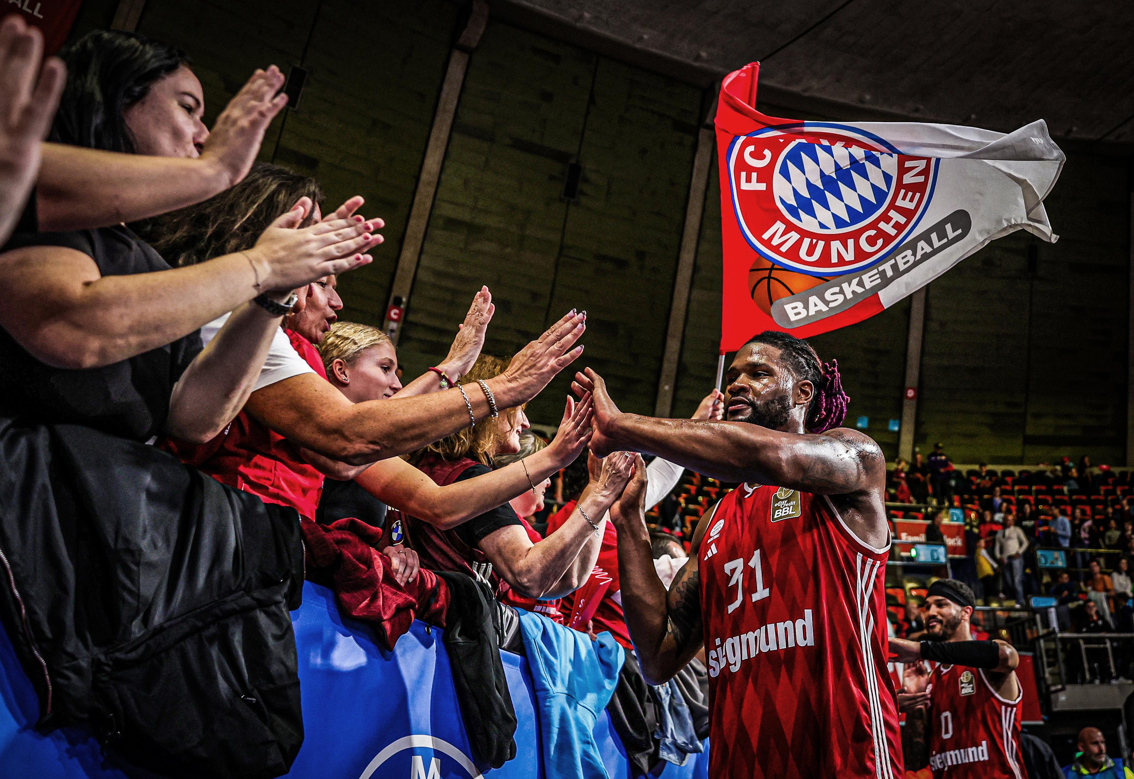 Den Schlusspunkt unter diese Europapokalwoche setzt der FC Bayern Basketball und es könnte auswärts in der Doppelstadt Lyon-Villeurbanne ein ganz dickes Ausrufezeichen werden, nachdem die Münchener am Dienstag bereits in Bologna einen Auswärtssieg vorgelegt haben.