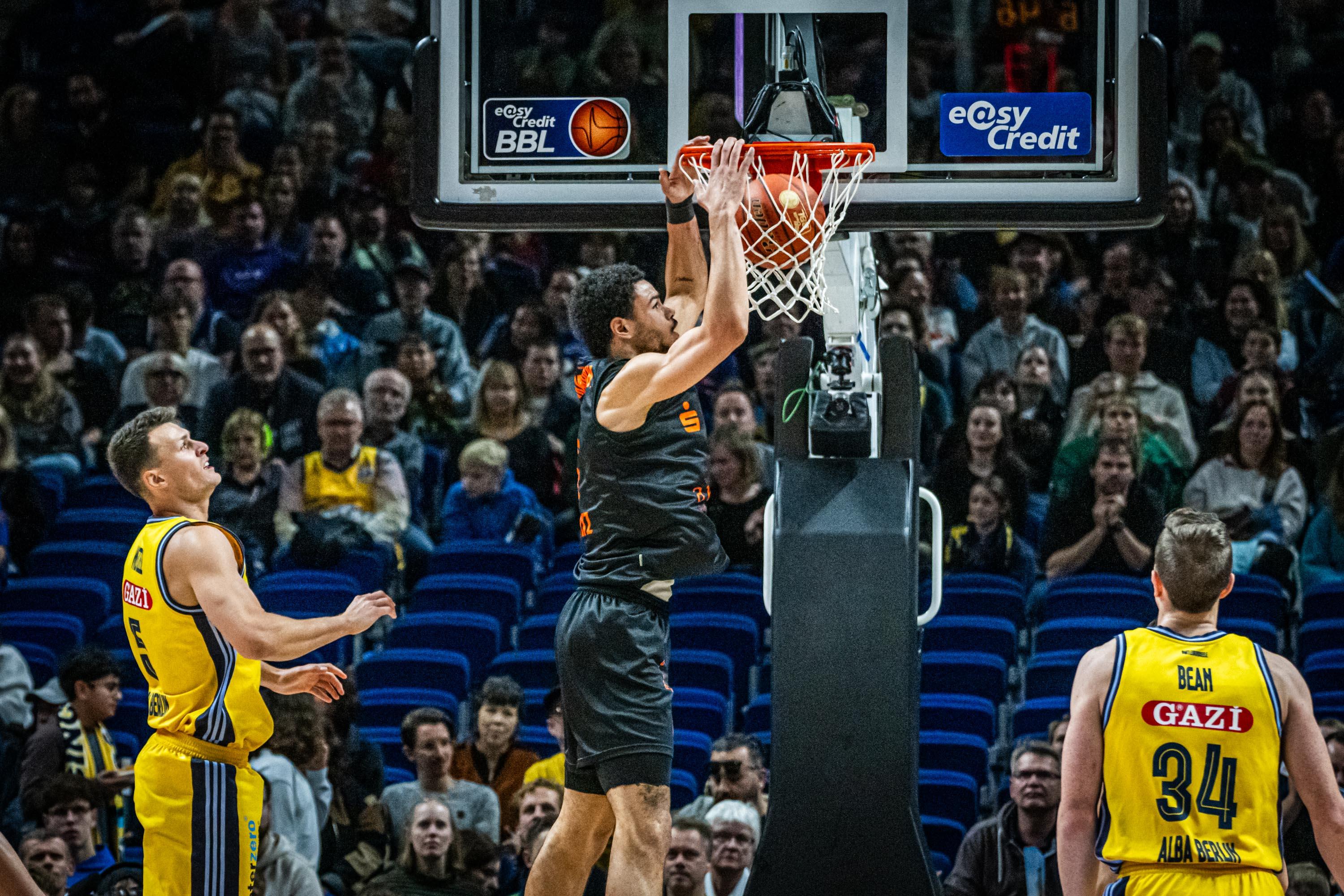 Im Wiedersehen der beiden letztjährigen Halbfinalisten geht es - wie könnte es bei der Beteiligung von ALBA BERLIN und den NINERS Chemnitz auch anders sein? - zunächst defensiv zu. Die Hauptstädter verpassen mehrfach die Chance sich entscheidend abzusetzen, so dass Olivier Nkamhoua (21 Punkte) und Co. sich in einer spannenden Schlussphase noch vorbeischieben und ein knappes 81:78 entführen.