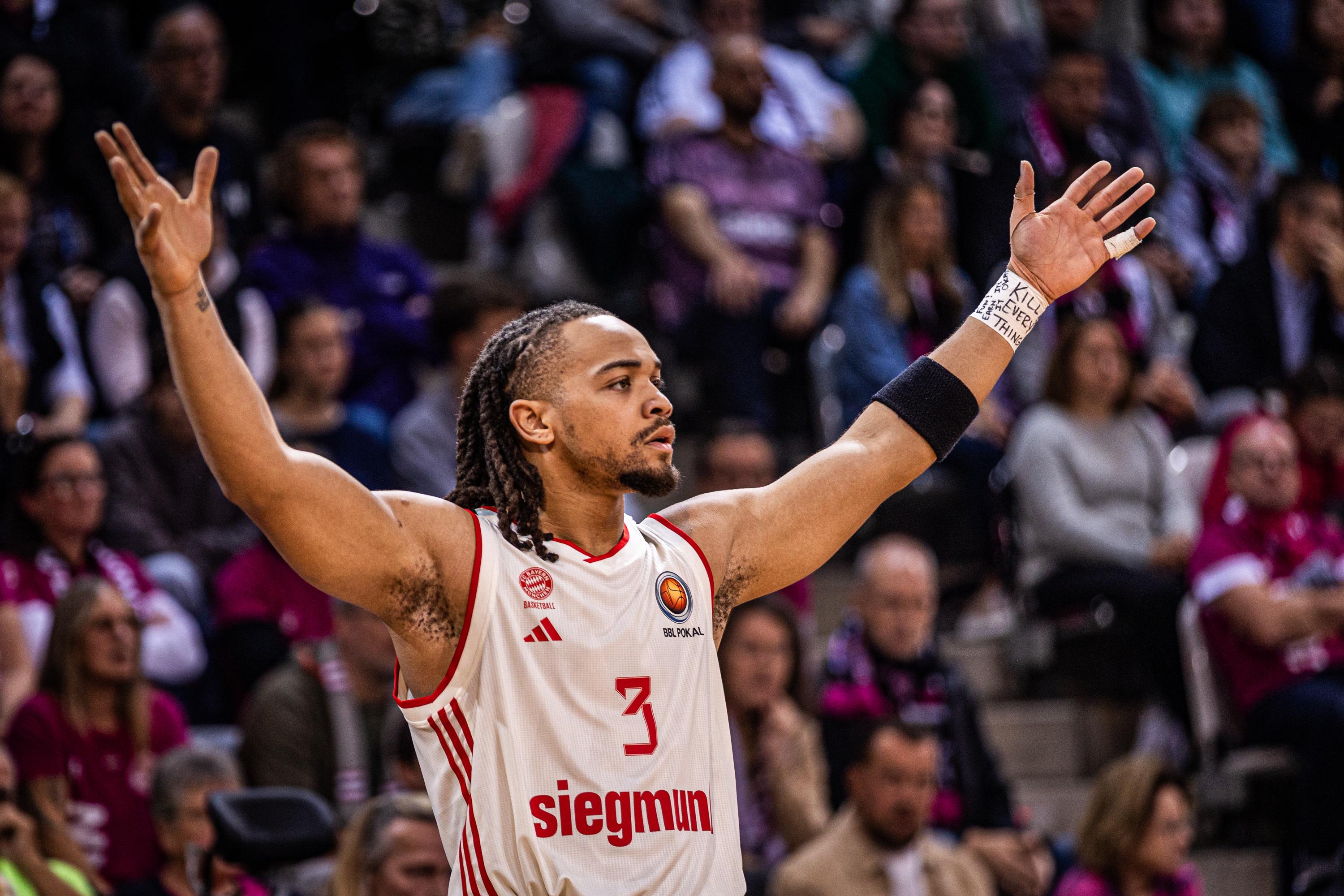 Das letzte angesetzte Pokal-Achtelfinale ist ein echter Gassenfeger. Die Telekom Baskets Bonn fordern den FC Bayern München über die komplette Distanz, müssen den Titelverteidiger am Ende jedoch knapp gewähren lassen. Bei den Rot-Weißen avanciert der von der Bank kommende Carsen Edwards mit 23 Zählern nach der Pause zum Matchwinner, während Bonns Darius McGhee (24) bravourös gegen hält. Mit dem 91:85 im Rücken stehen die Bajuwaren nunmehr im Viertelfinale, wo sie es daheim mit RASTA Vechta zu tun bekommen.