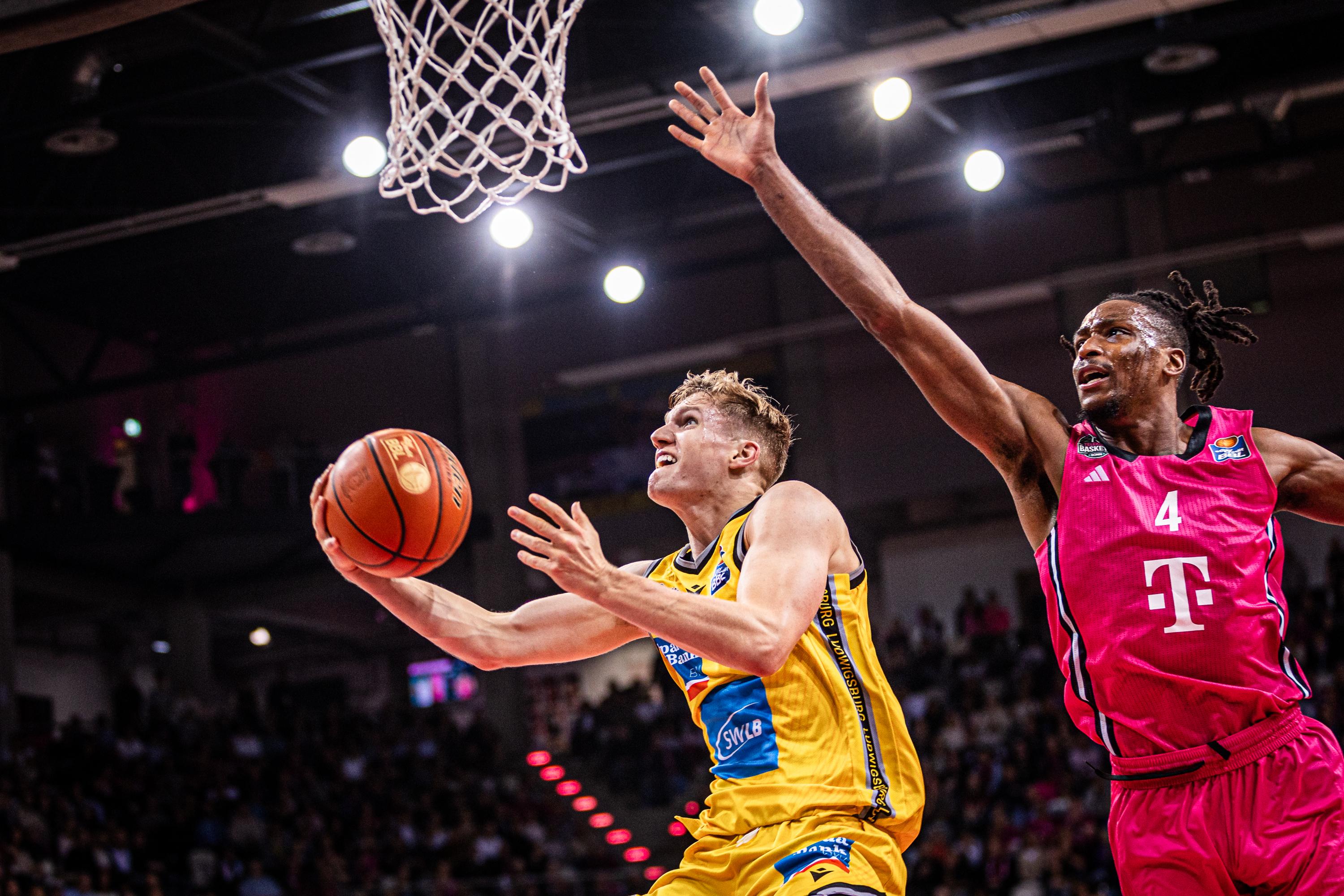 Nach zuletzt zehn Niederlagen gewinnen die MHP RIESEN Ludwigsburg mal wieder gegen die Telekom Baskets. Dabei geben die RIESEN auch ohne ihre erkrankten Headcoach John Patrick schon früh mit ihrer starken Defensive die Richtung vor. Offensiv überzeugt zudem auch Neuzugang Jarred Ogungbemi-Jackson mit 17 Punkten bei seinem Debüt.