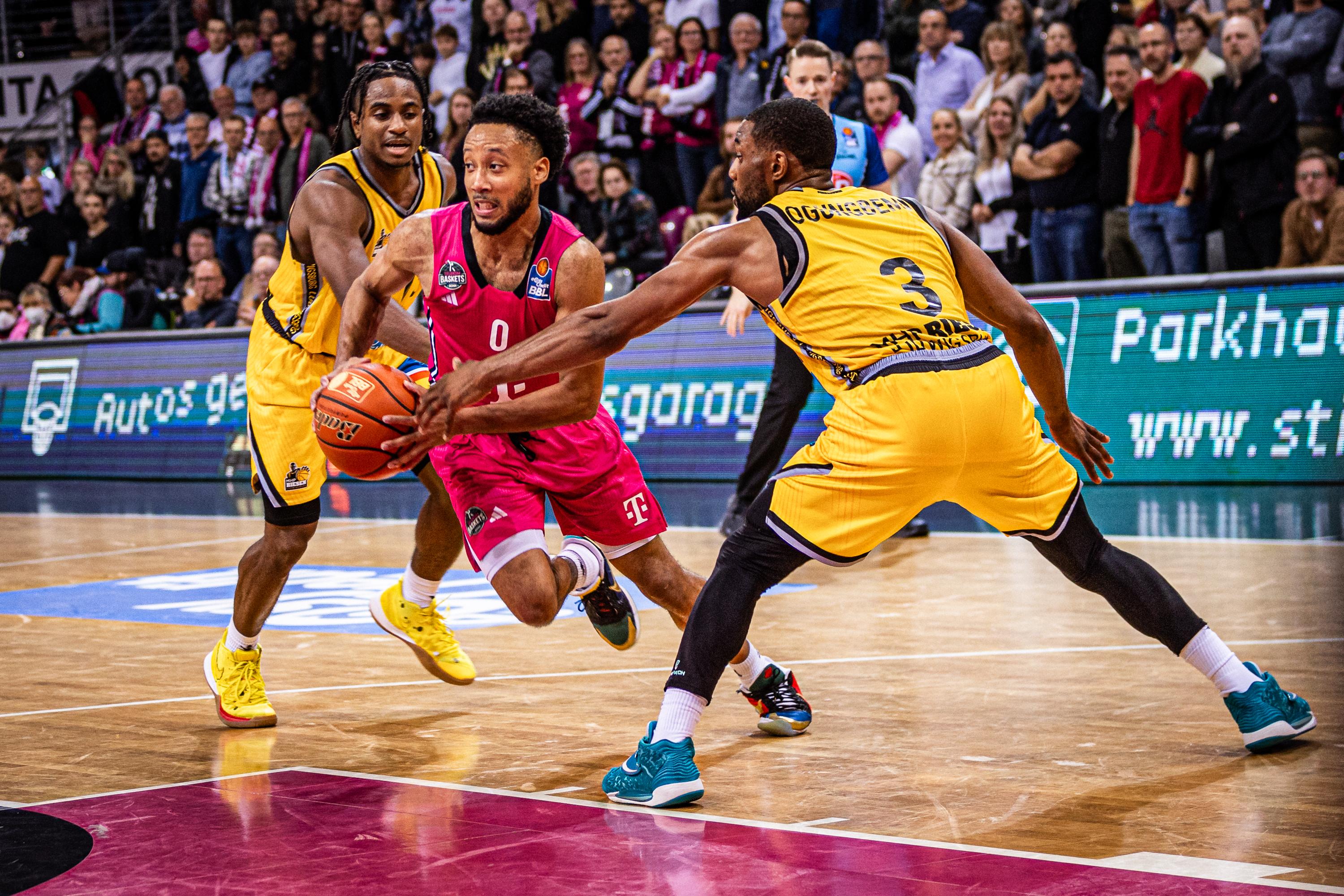 Autor: Horst Schneider
Der Europapokal schickt am Mittwoch in der Champions League und im FIBA Europe Cup alle deutschen Vertreter auf die Reise. Lediglich Ulm, das schließlich auch lange genug aus dem Koffer gelebt hat, kommt im EuroCup gegen Trento in den Genuss eines Heimspiels.