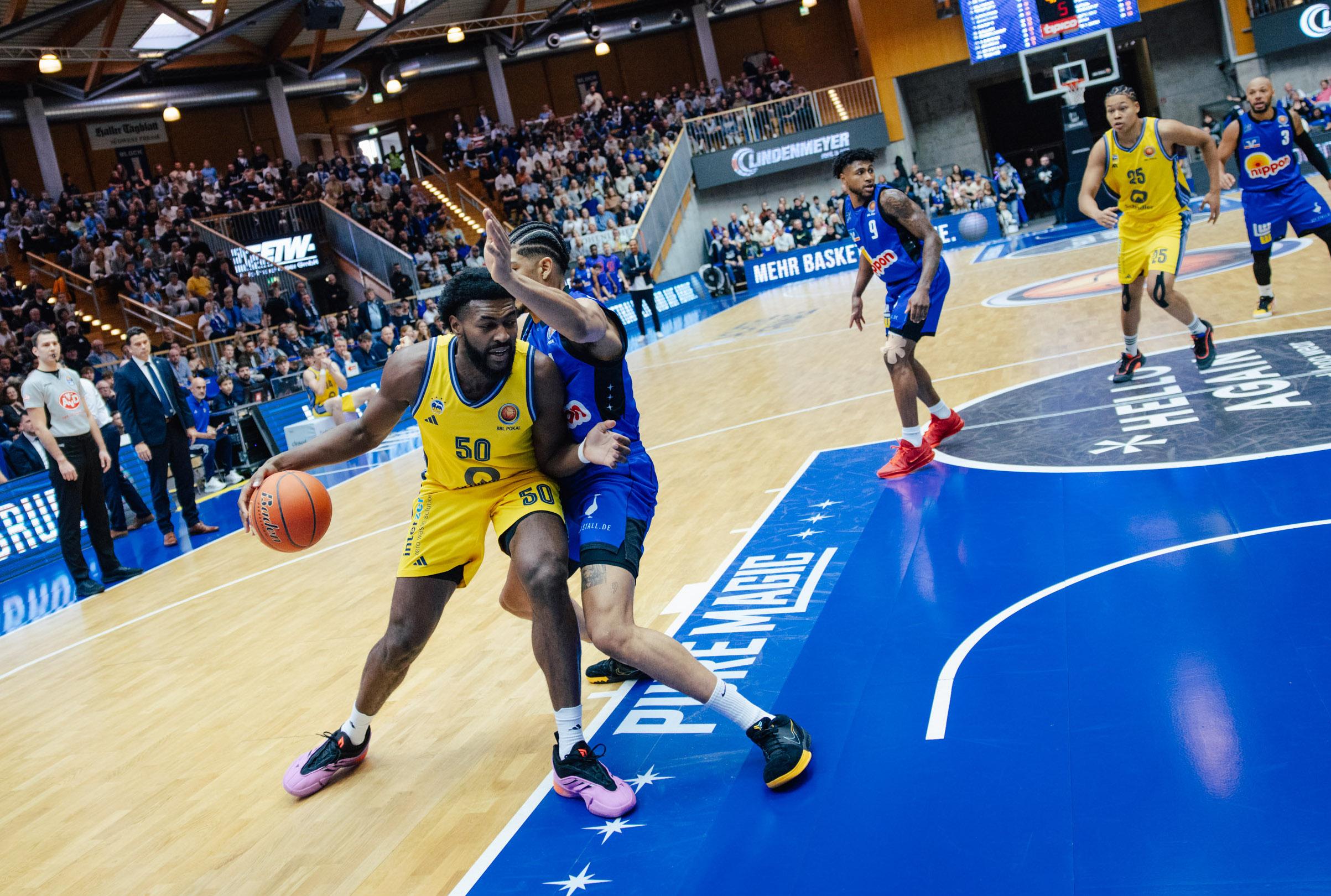 17 Punkte Führung, drei Freiwürfe um das Spiel wenigstens auszugleichen und am Ende eine verpasste Sensation. Zweitligist HAKRO Merlins Crailsheim zeigt eine starke Leistung gegen das Euroleague-Team von ALBA Berlin. Letztlich kommen die Albatrosse mit einem Schrecken davon, da Tyreese Blunts Nerven noch blanker liegen als die von Martin Hermannsson.