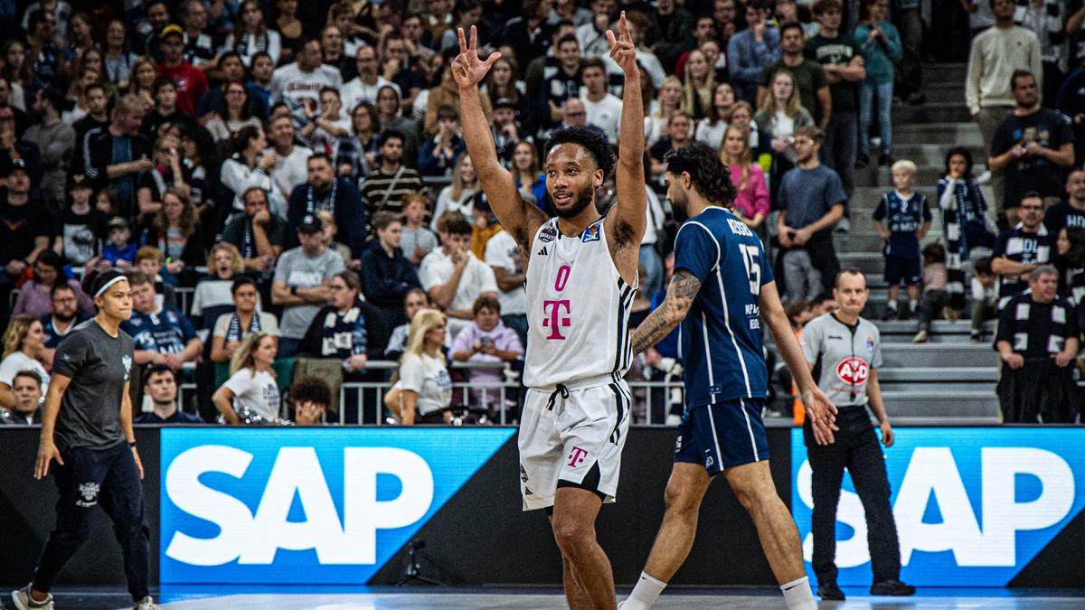 Die Telekom Baskets Bonn bleiben in starker Frühform: Ein 95:76-Auswärtserfolg bei den MLP Academics Heidelberg beschert der Mannschaft von Headcoach Roel Moors den dritten Ligasieg in Serie und auch die Tabellenführung, die die Bonner von Heidelberg übernehmen. Im vierten Viertel ziehen die Gäste durch einen 13:0-Lauf davon.