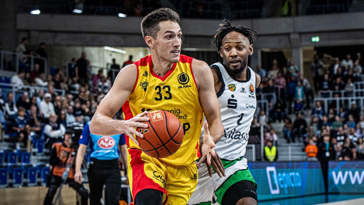 Ryan Mikesell hat die MLP Academics Heidelberg in das Viertelfinale des BBL Pokals geführt. Mit 29 Punkten, sechs Rebounds, sechs Assists und vier Steals ist der Flügelspieler der Erfolgsgarant für den 78:73-Heimerfolg über die NINERS Chemnitz. In Retro-Jerseys feiern die Heidelberger nach acht Niederlagen in Serie gegen Chemnitz ihren ersten Sieg über die NINERS seit Januar 2019.