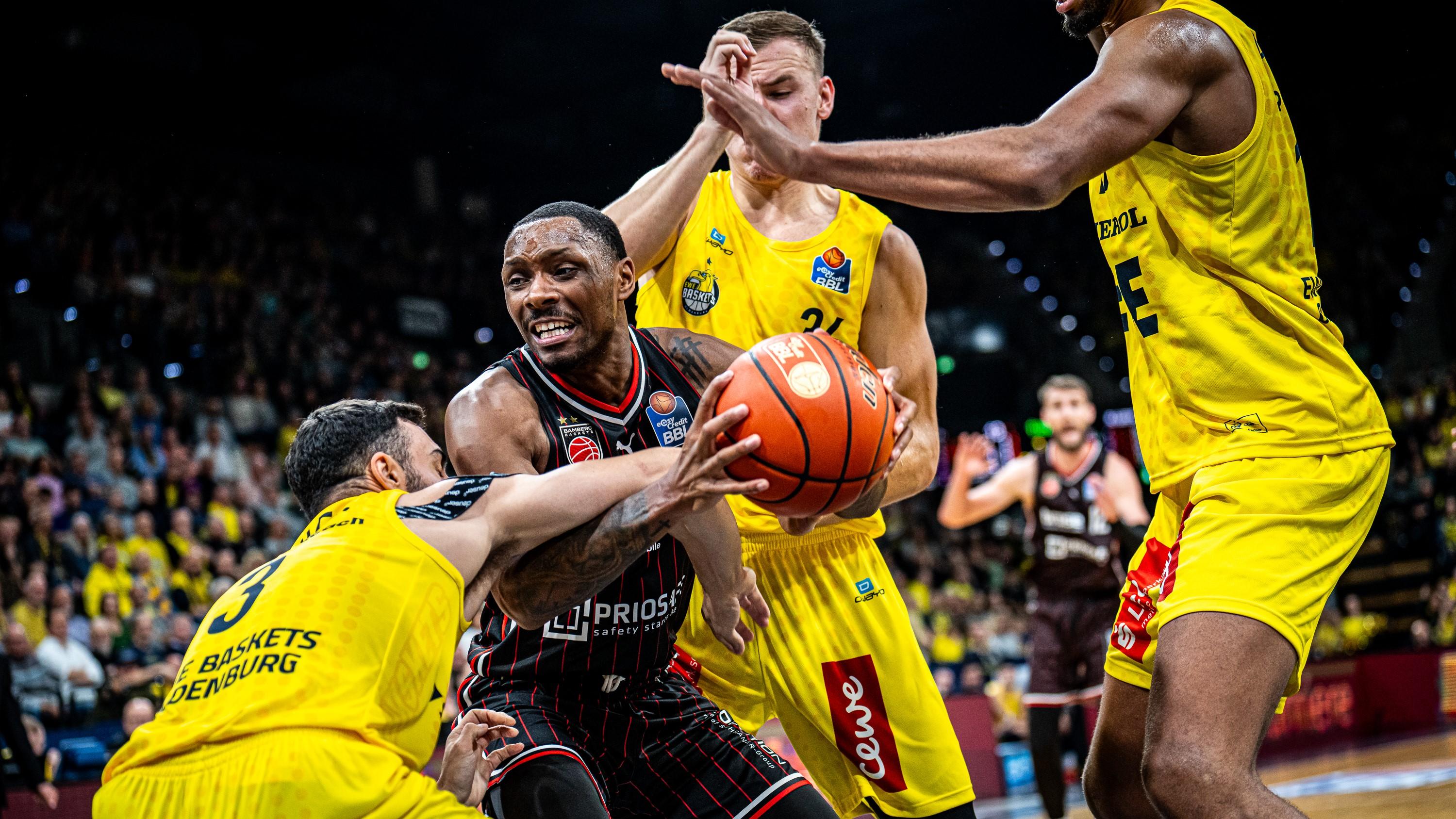 30 Minuten später als geplant erfolgt der Tipoff beim Heimspiel der EWE Baskets gegen die Bamberg Baskets. Das 67:59 vor 6.200 Fans in der ausverkauften EWE Arena stellt Anhänger offensiver Künste auf eine harte Probe.