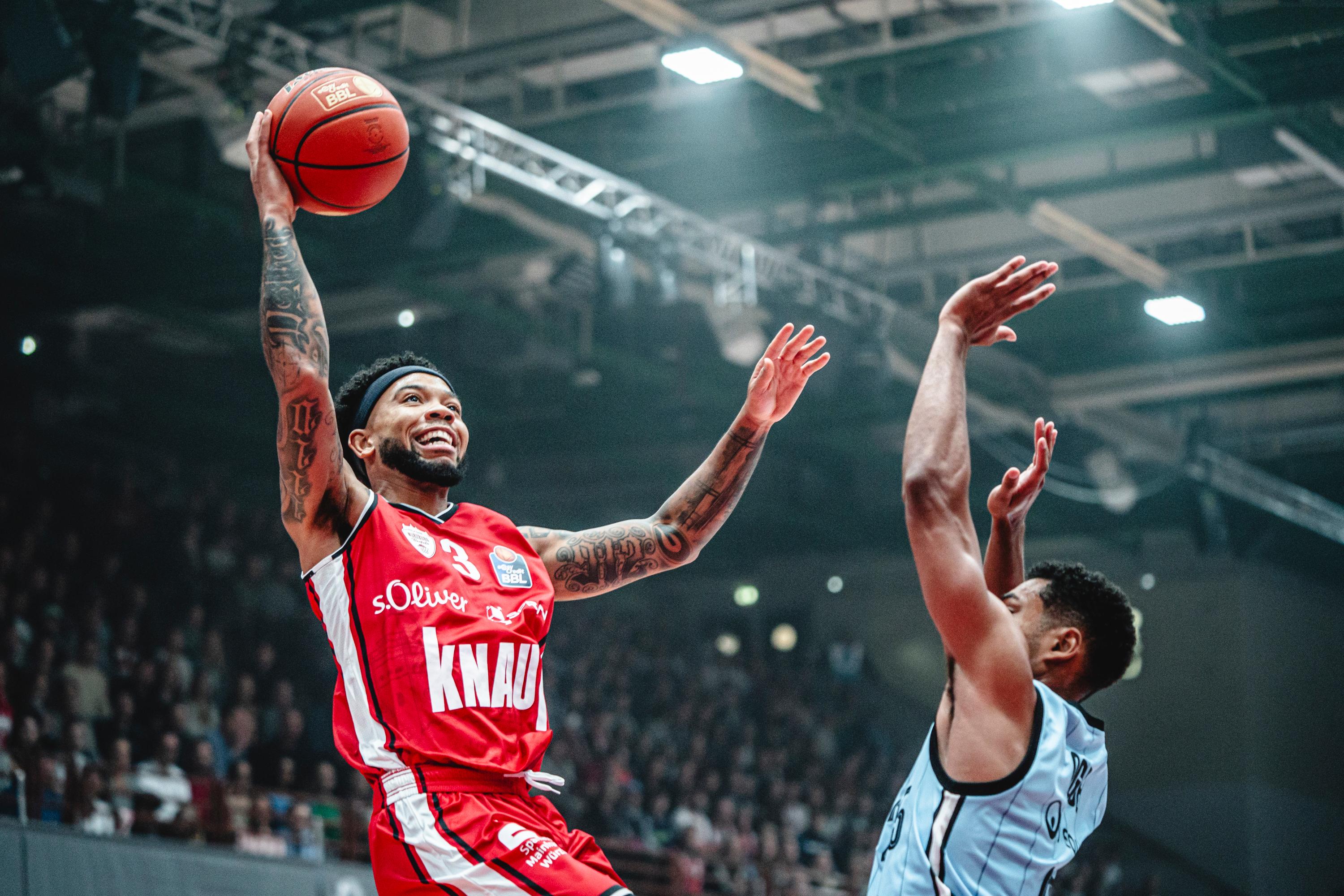 Die FIT/ONE Würzburg Baskets (2:1) haben das ärgerliche Aus im Pokal-Achtelfinale vergessen lassen und mit einem 91:85-Heimsieg gegen die bis dato stark in die Saison gestarteten Veolia Towers Hamburg (2:2) geantwortet.