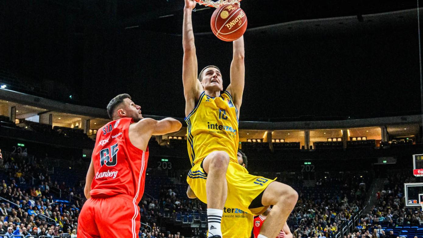 Autor: Horst Schneider
Bevor der neunfache Deutsche Meister Bamberg und der elffache Meister Berlin sich am Sonntag in der xten Neuauflage des Klassikers in der easyCredit BBL gegenüberstehen, sind die alten Rivalen am Donnerstag noch auf europäischem Parkett gefordert.
