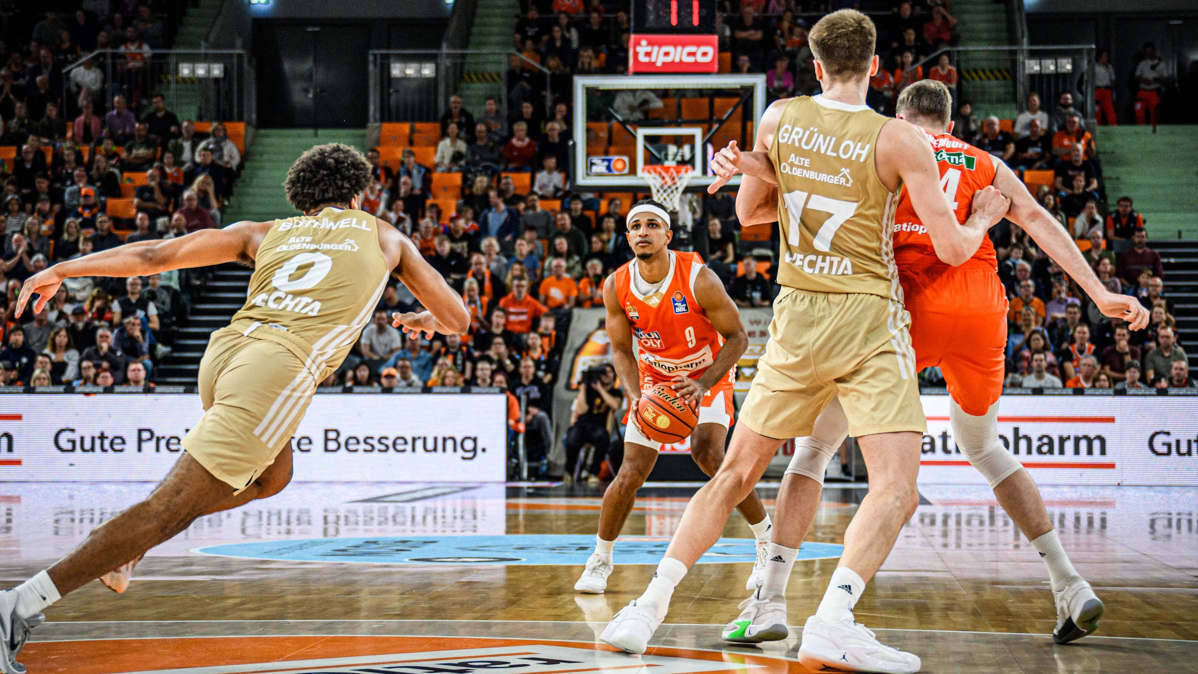 Round 6 of the easyCredit BBL was highlighted by reigning champions FC Bayern Munich surviving a battle at home against FIT/One Würzburg Baskets. The week also saw ratiopharm ulm end their exhaustive road trip with a home victory and ALBA BERLIN prevailed in yet another close game.