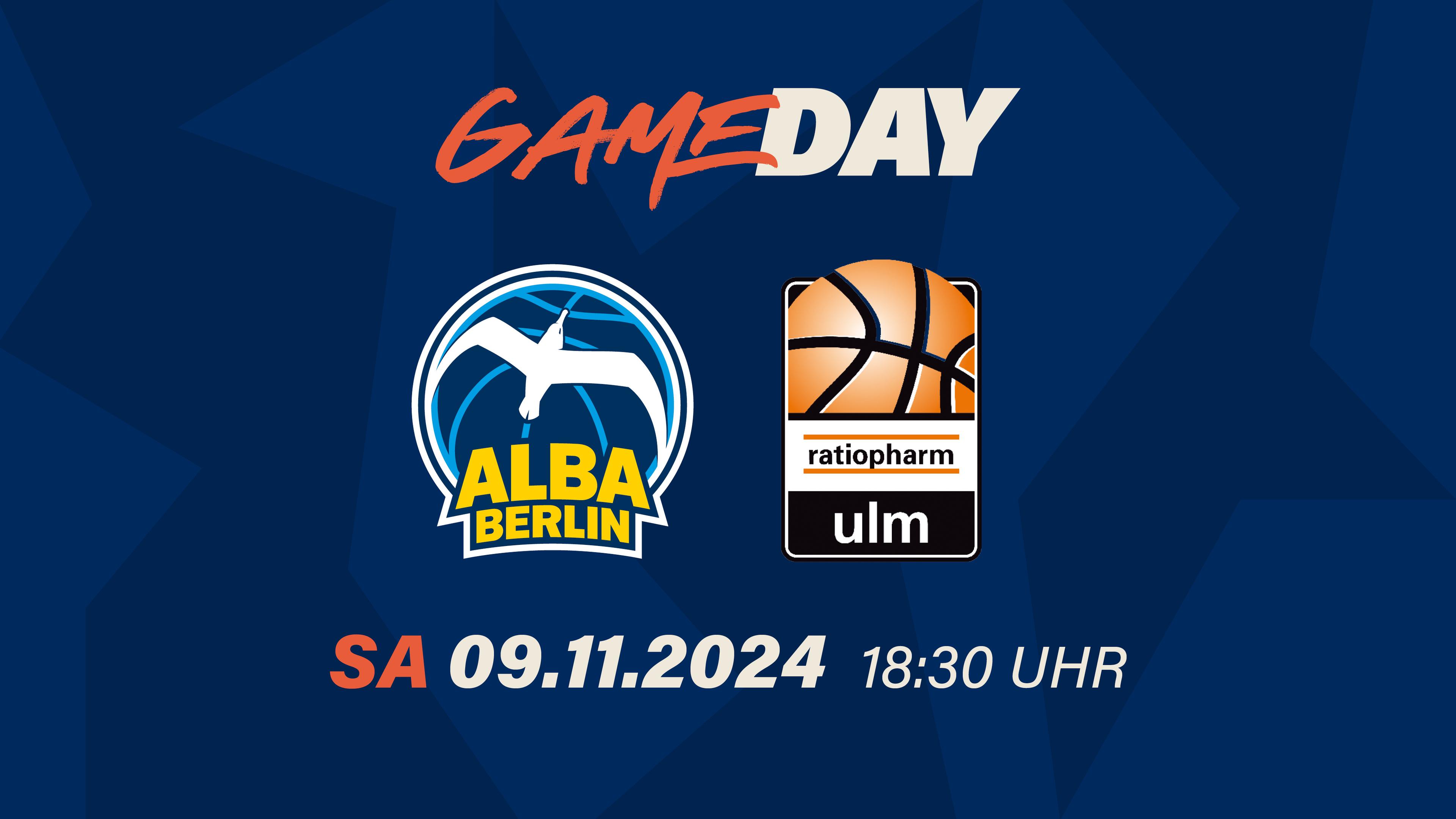 Berlin war bekanntlich schon immer eine Reise wert, aber aktuell trifft das auch in der easyCredit BBL zu, denn ALBA BERLIN befindet sich aktuell an einem historischen Tiefpunkt. Schon in der Preseason zerstörten viele Verletzungen den Trainingsplan von Trainer Israel Gonzalez und im Oktober wurde es - verstärkt durch die Doppelbelastung der EuroLeague - sogar noch schlimmer. Mit immer neuen Ausfällen und Rückkehrern kommen die Berliner aus dem Improvisieren nicht heraus und das schlägt sich auch in den Resultaten nieder: Mit 2:4 Siegen ist ALBA in der Tabelle Vorletzter und blickt auf den schlechtesten Saisonstart seiner Vereinsgeschichte zurück. Welche Option Berlin hat, analysiert Stefan Koch in seiner aktuellen Kolumne. ratiopharm ulm ist unterdessen aus seinem umstrittenen USA-Abenteuer mit einem blauen Auge davongekommen (sprich: dem Pokal-Aus in Bamberg). In der easyCredit BBL sind die Ulmer und ihr neuer Trainer Ty Harrelson mit 5:1 Siegen Tabellenführer und reisen entsprechend am achten Spieltag mit guten Aussichten in die Hauptstadt.