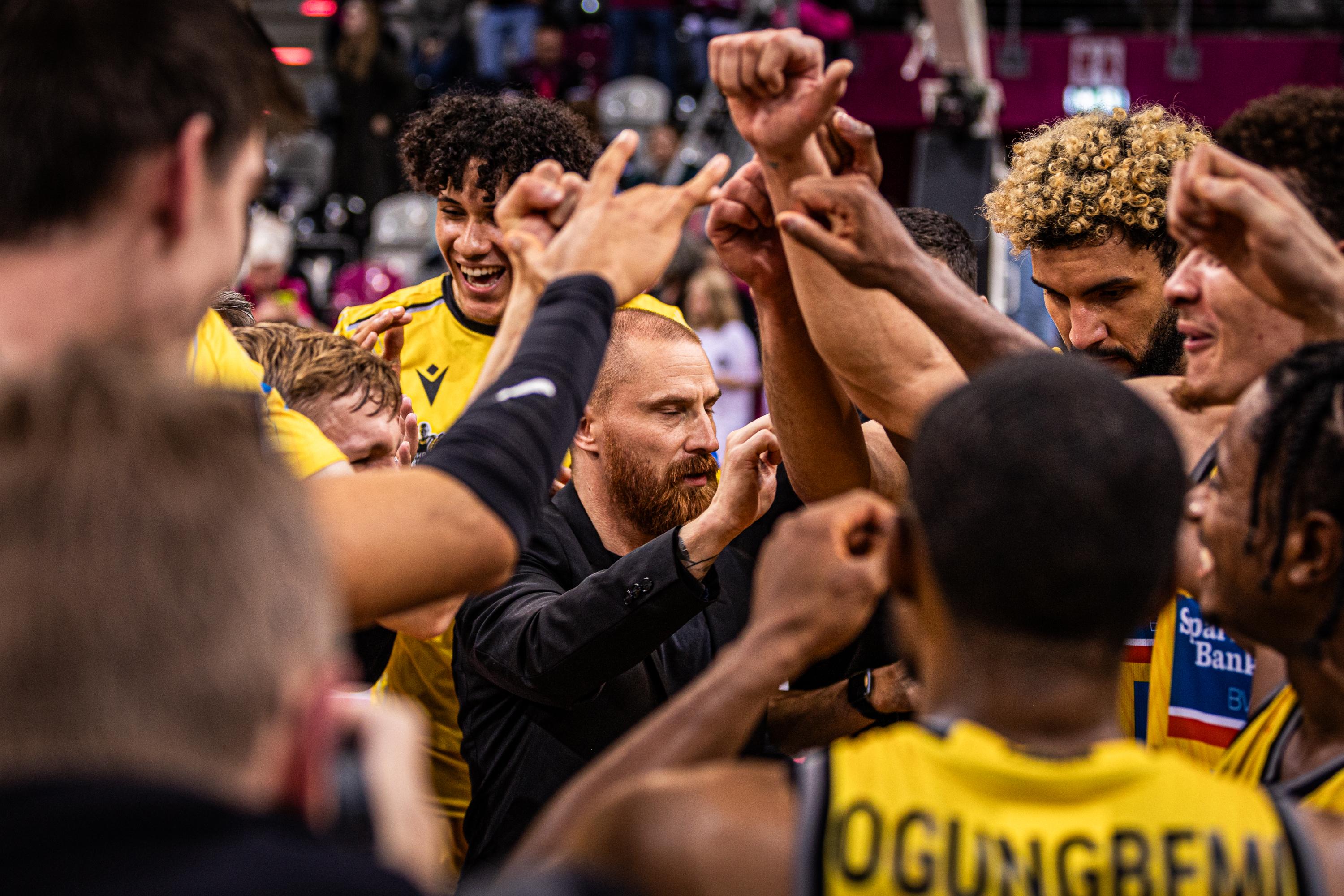 Am Mittwoch stehen im FIBA Europe Cup die ersten Entscheidungen der neuen Europapokalsaison an. Nur 16 von 40 Clubs erreichen in diesem Wettbewerb die zweite Runde. Sind Ludwigsburg und Braunschweig dabei? Nicht ganz so brisant, aber natürlich trotzdem wichtig sind die Spiele von Ulm im EuroCup, von Bonn in der Champions League und von Bamberg in der ENBL.