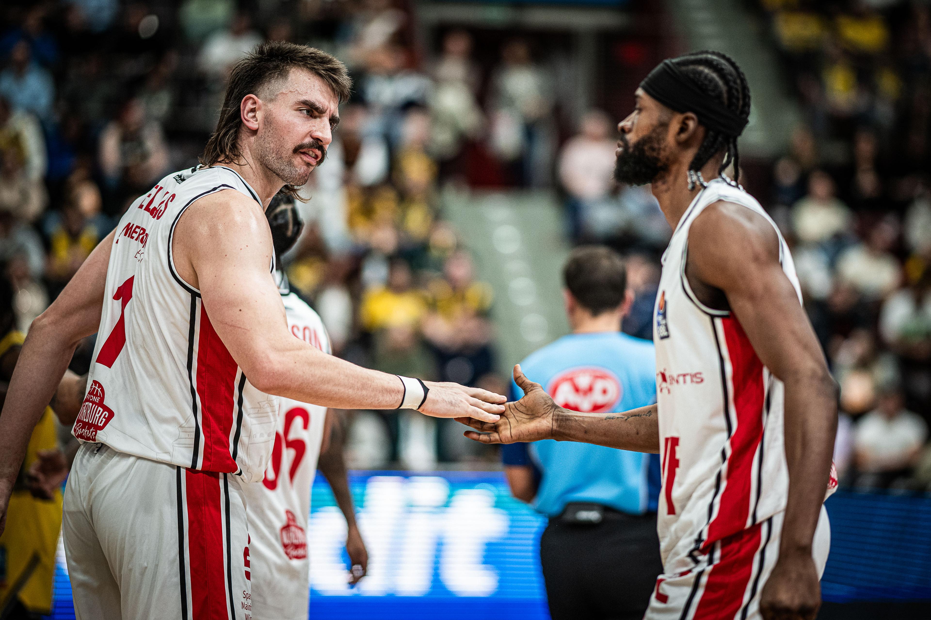 Die MHP RIESEN Ludwigsburg (4:4) bekommen weiterhin keine Konstanz in ihre Leistungen und Resultate. Am Sonntagabend unterlagen sie den FIT/ONE Würzburg Baskets (5:2) daheim mit 82:91. Die Franken setzen sich als Dritter hingegen im Spitzentrio der easyCredit Basketball Bundesliga fest.