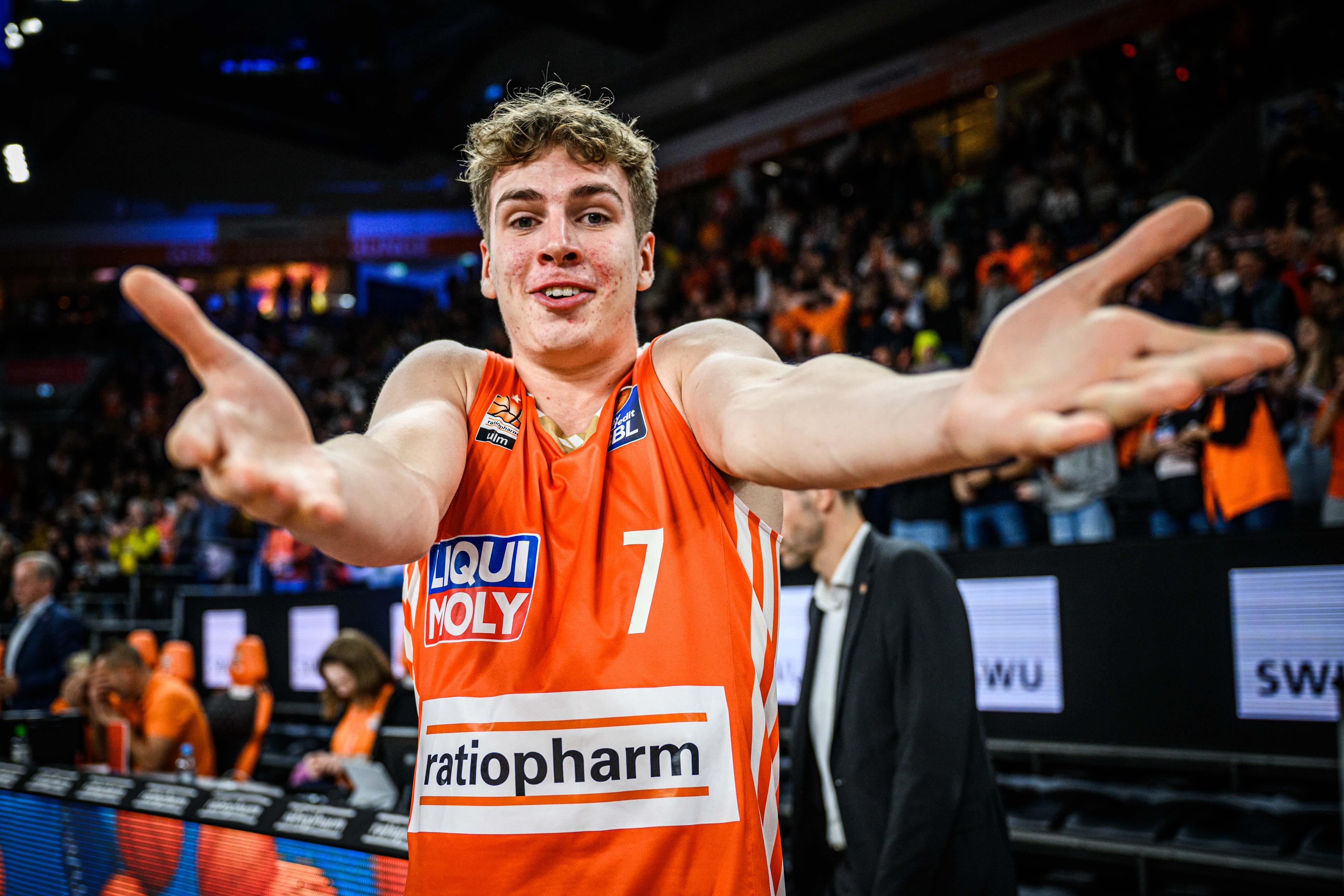 Das Team von ratiopharm ulm ist in der easyCredit BBL daheim weiter ungeschlagen (5-0). Die Schwaben rennen einer überforderten BG Göttingen, die unter anderem ohne Kostja Mushidi (Magen-Darm-Virus) auskommen muss, früh davon und fährt einen überzeugenden 109:70-Sieg ein. Während Ulm damit weiter mit der Tabellenführung flirtet, bilden die „Veilchen“ weiter sieglos das Schlusslicht (0-7).