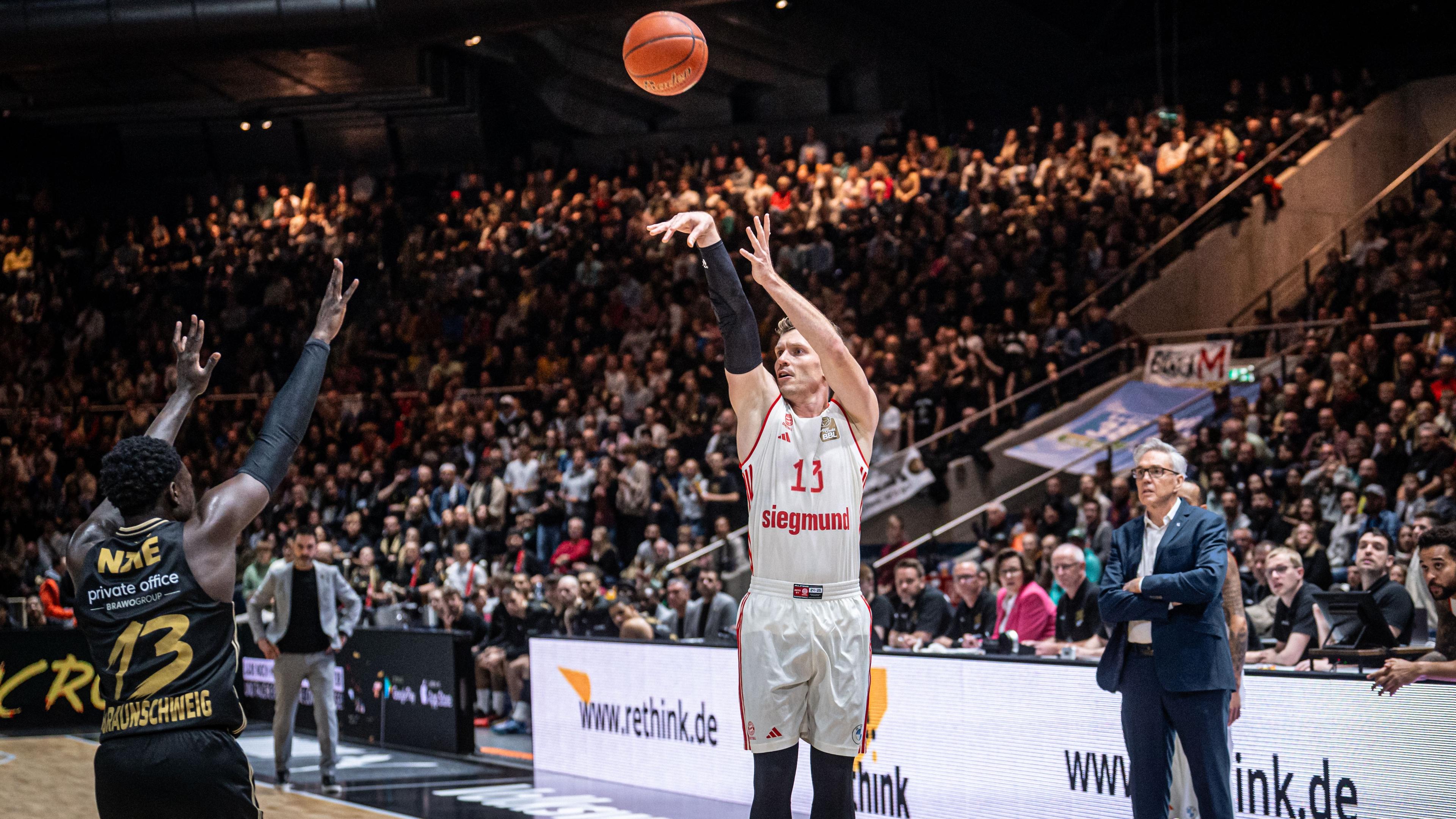 Round 7 of the easyCredit BBL might be remembered for when Andreas Obst broke out of his shooting slump as the world champion drained 5 three-pointers in FC Bayern Munich’s win over Basketball Löwen Braunschweig. ALBA BERLIN meanwhile crashed to 16th place after another loss and SYNTAINICS MBC have now won five straight games.
