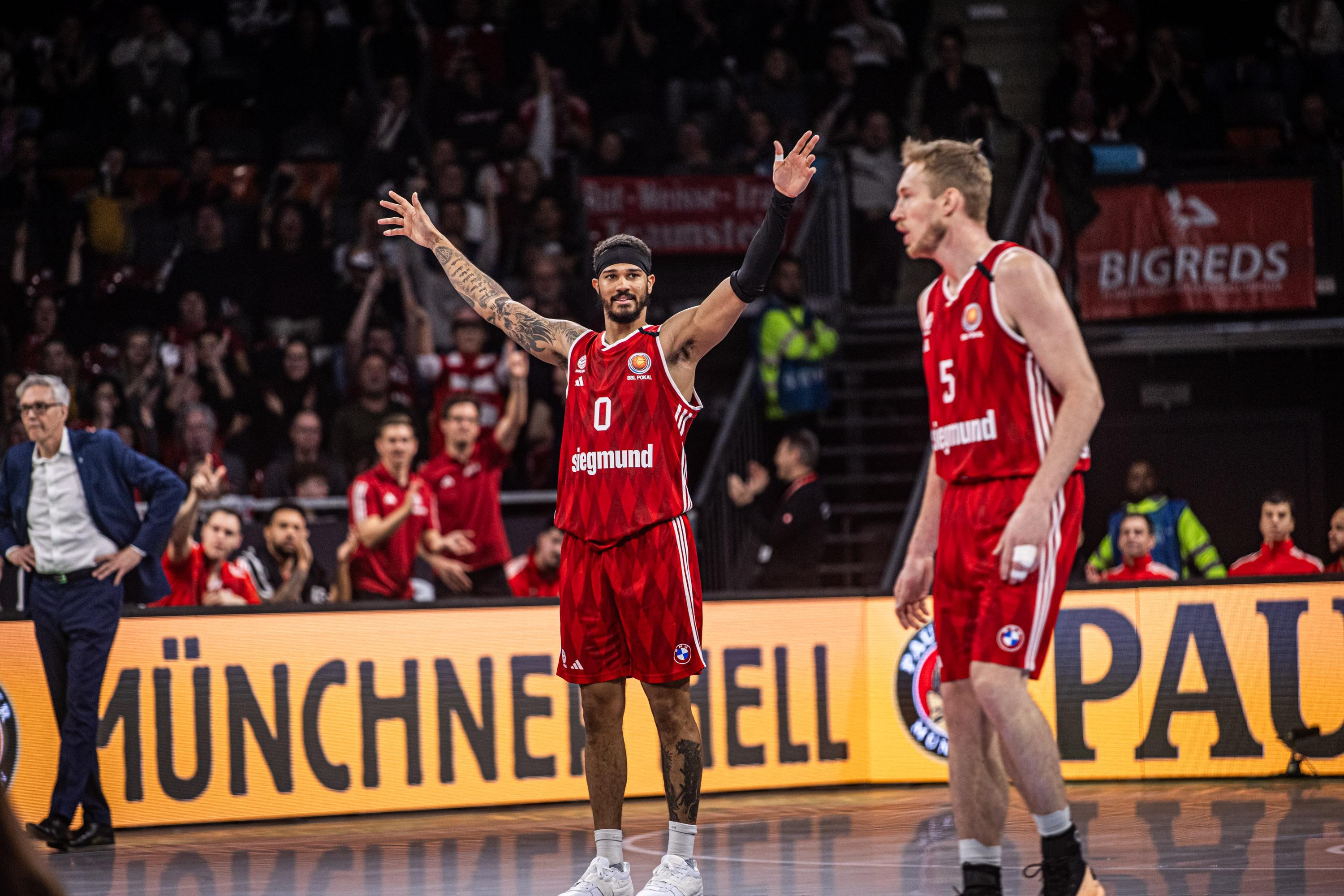 Den Schlusspunkt unter die Europapokalwoche setzen auch in dieser Woche die beiden Europaligisten. Berlin empfängt am Donnerstag Partizan Belgrad mit Ex-Albatros Sterling Brown und den Ex-Münchener Isaac Bonga. Die Bayern spielen ebenfalls in eigener Halle gegen das vom Ex-Berliner Tamir Blatt dirigierte Maccabi Tel Aviv.