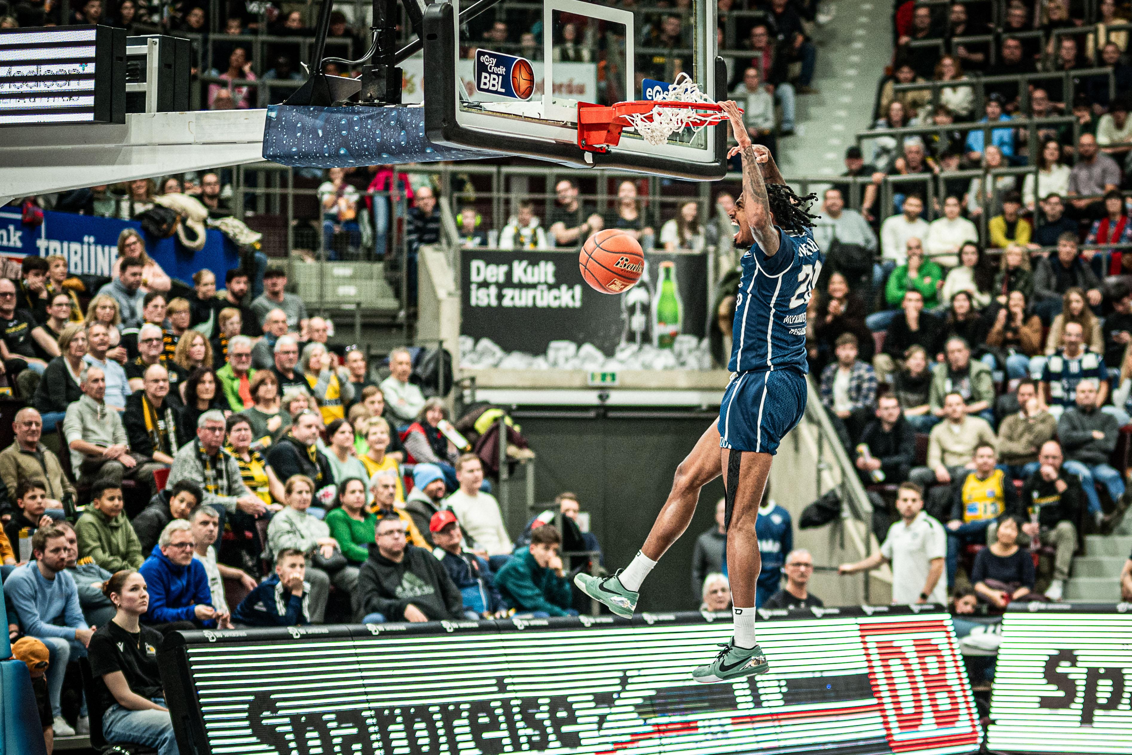 Die MLP Academics Heidelberg gewinnen das Südwest-Derby bei den MHP RIESEN Ludwigsburg mit 67:63 und schließen das Jahr auf dem dritten Tabellenplatz ab. Das Überraschungsteam der Hinrunde ließ die RIESEN offensiv kaum zur Entfaltung kommen und hatte mit Michael Weathers (21 PTS) zudem den besten Spieler des Abends in den eigenen Reihen.