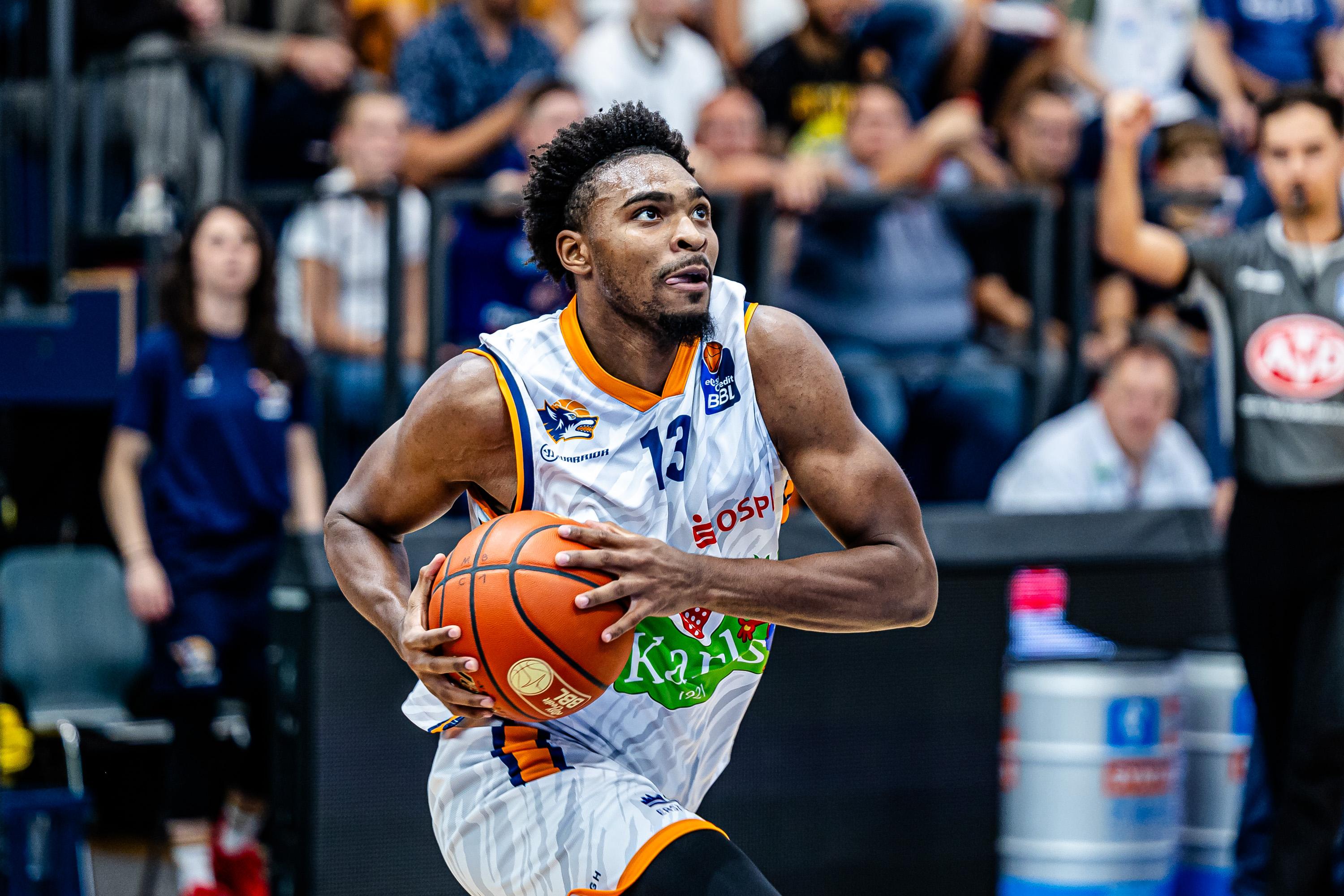 Das letzte Spiel des Jahres ist stets eine gute Gelegenheit, um verfrüht an der Umsetzung der guten Vorsätze zu arbeiten. Im Falle von ALBA BERLIN ist dies das Bestreben, die Niederrungen der Tabelle schnellstmöglich zu verlassen. Die ROSTOCK SEAWOLVES indes wollen den ersten Sieg im fünften Versuch gegen die Hauptstädter, müssen bei diesem Vorhaben allerdings noch ohne den unlängst nachverpflichteten JeQuan Lewis auskommen. Was nur wenig schmerzt, da Bryce Hamilton mit 37 Zählern eine absolute Galavorstellung hinlegt und damit maßgeblich zum 96:85-Erfolg der Hanseaten beiträgt.
