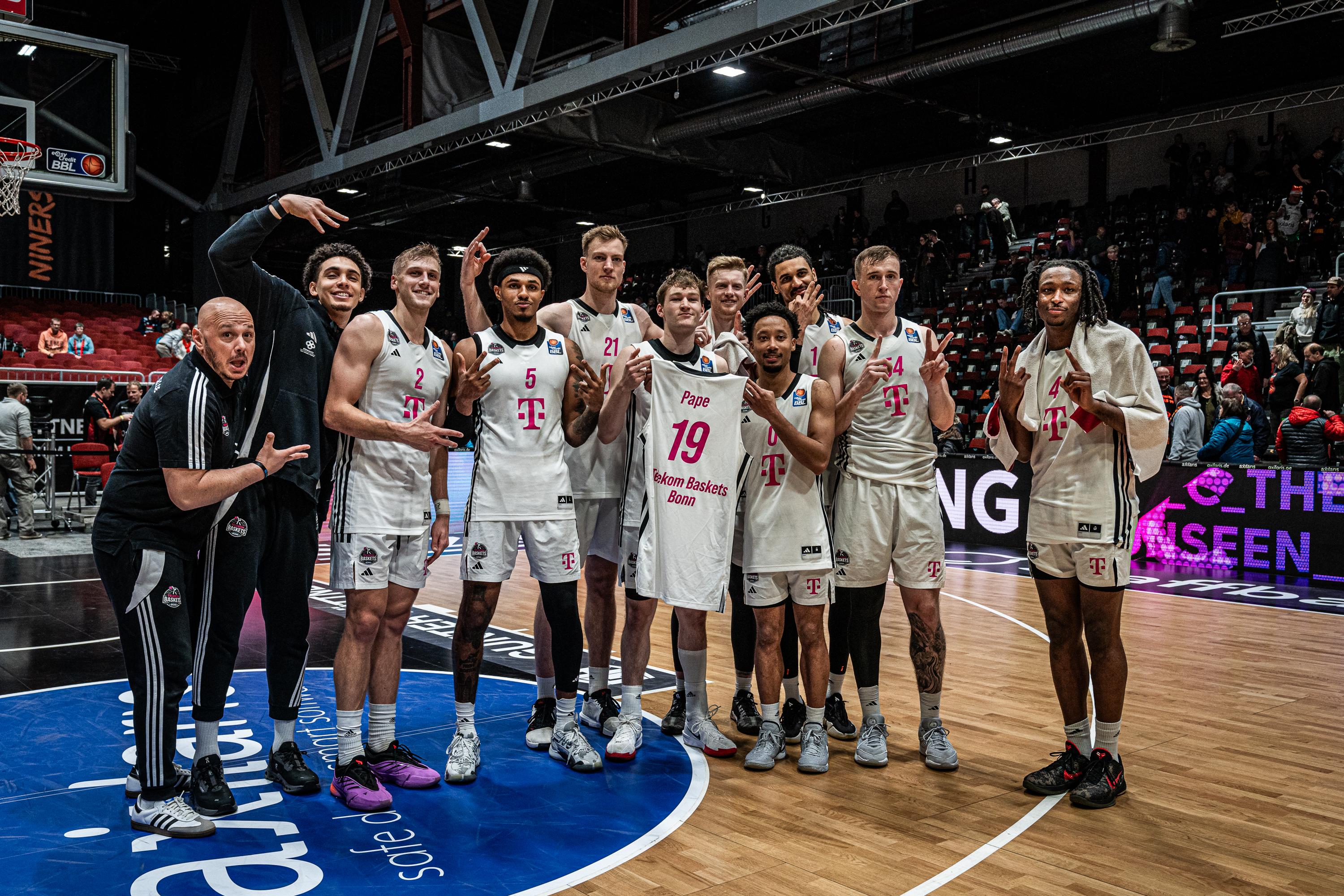 Das Spiel ist aufgrund der starken Offensive der Telekom Baskets Bonn und dem schwachen Auftritt der NINERS Chemnitz ab dem ersten Viertel eine einseitige Angelegenheit. Das beweist schon die erste Halbzeit, die Bonn mit rekordverdächtigen 70 Punkten beendet. Das Gespräch des Abends ist aber sowieso nur einer: Darius McGhee stellt mit zwölf getroffenen Dreiern den Rekord in der easyCredit BBL ein.