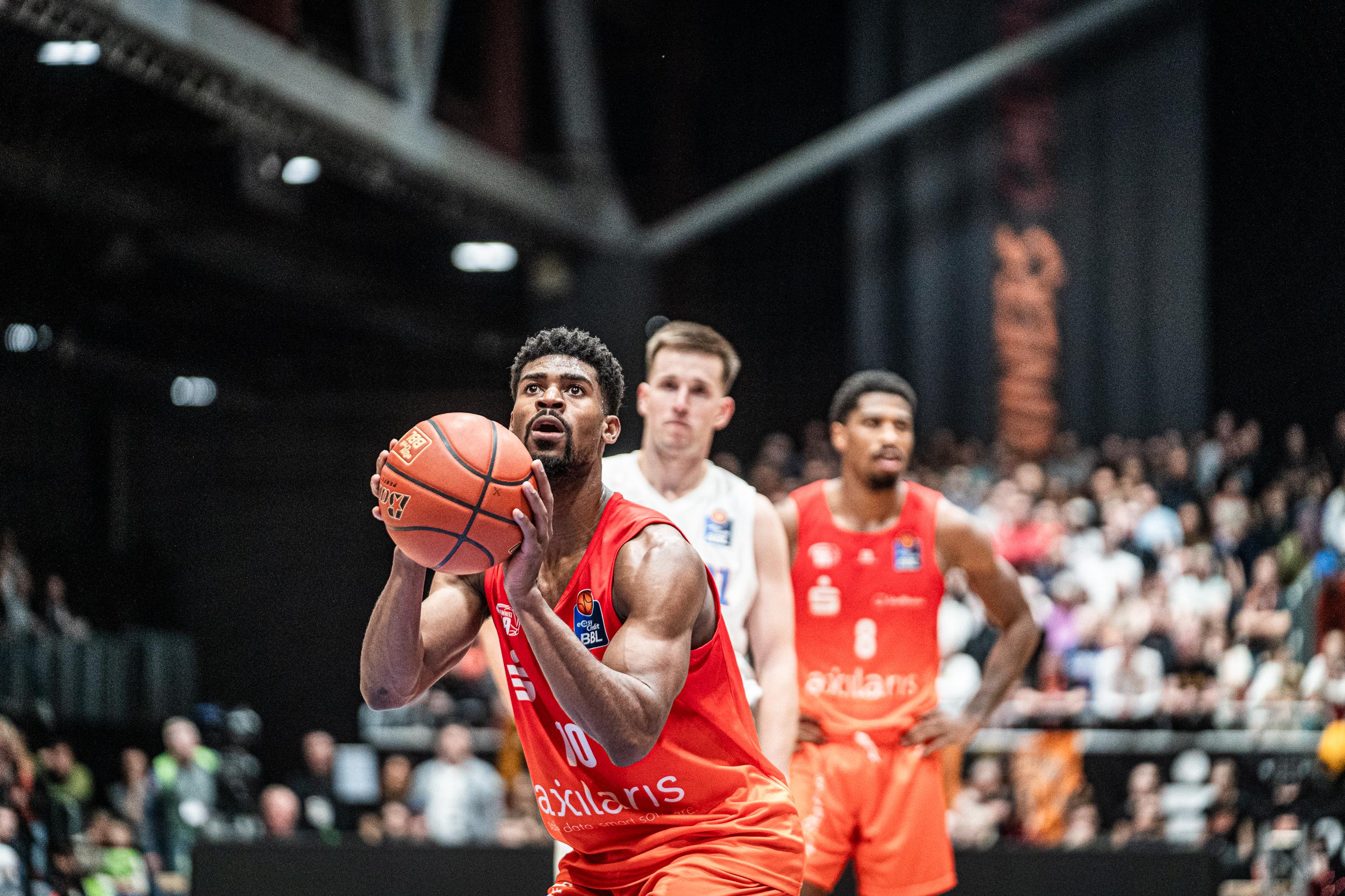 Nach zuletzt drei Niederlagen in Folgen stehen die NINERS Chemnitz unter Druck, nicht den Anschluss an die für die Play-Ins qualifizierenden Plätze zu verlieren. Auf der anderen Seite strebt der SYNTAINICS MBC nach acht Pleiten im Ost-Derby danach, endlich einmal gegen die Gastgeber zu gewinnen. Dank eines bärenstarken Victor Bailey jr. (24 Punkte) und einer über zwei Viertel den Ton angebenden Verteidigung behalten die Schützlinge von Rodrigo Pastore jedoch mit 82:72 die Oberhand und bewahren damit ihre weiße Weste gegen die „Wölfe“.
