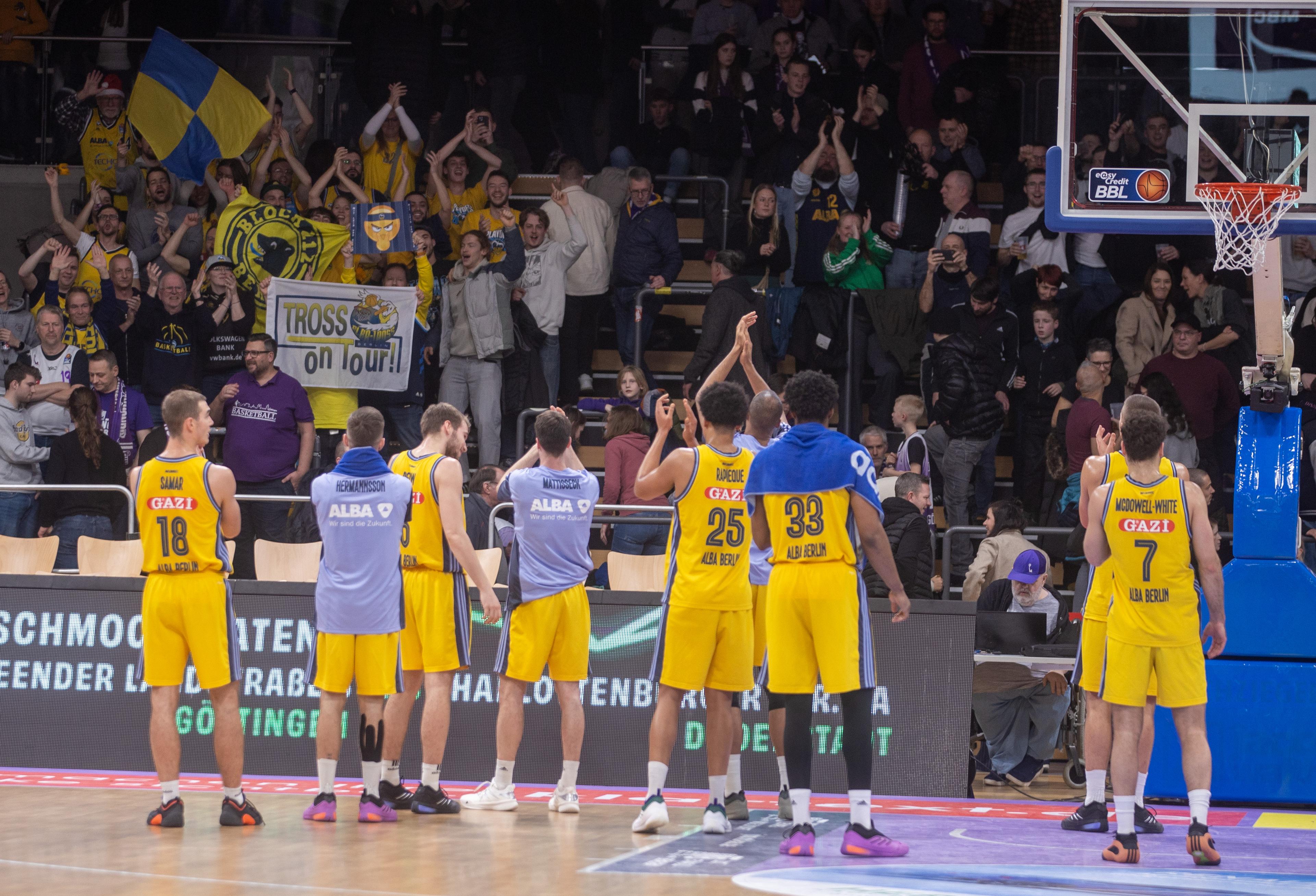 Nach einer Doppelwoche in der Euroleague kommt ALBA BERLIN erst am Vorabend der Partie in Göttingen an, wobei die Medienabteilung bis Tipoff noch die Meldung über den Abgang von Trevion Williams vorbereiten muss, der sich Maccabi Tel Aviv Anschließt. Ohne den Big Man kann sich die BG-Verteidigung entsprechend mehr auf die kleinen Positionen fokussieren, was zunächst für eine offene Partie sorgt. Im weiteren Verlauf drücken die Hauptstädter aufs Tempo und fahren mit 109:83 den ersten Auswärtssieg der Saison, aber auch den ersten BBL-Erfolg nach einem internationalen Doubleheader ein.