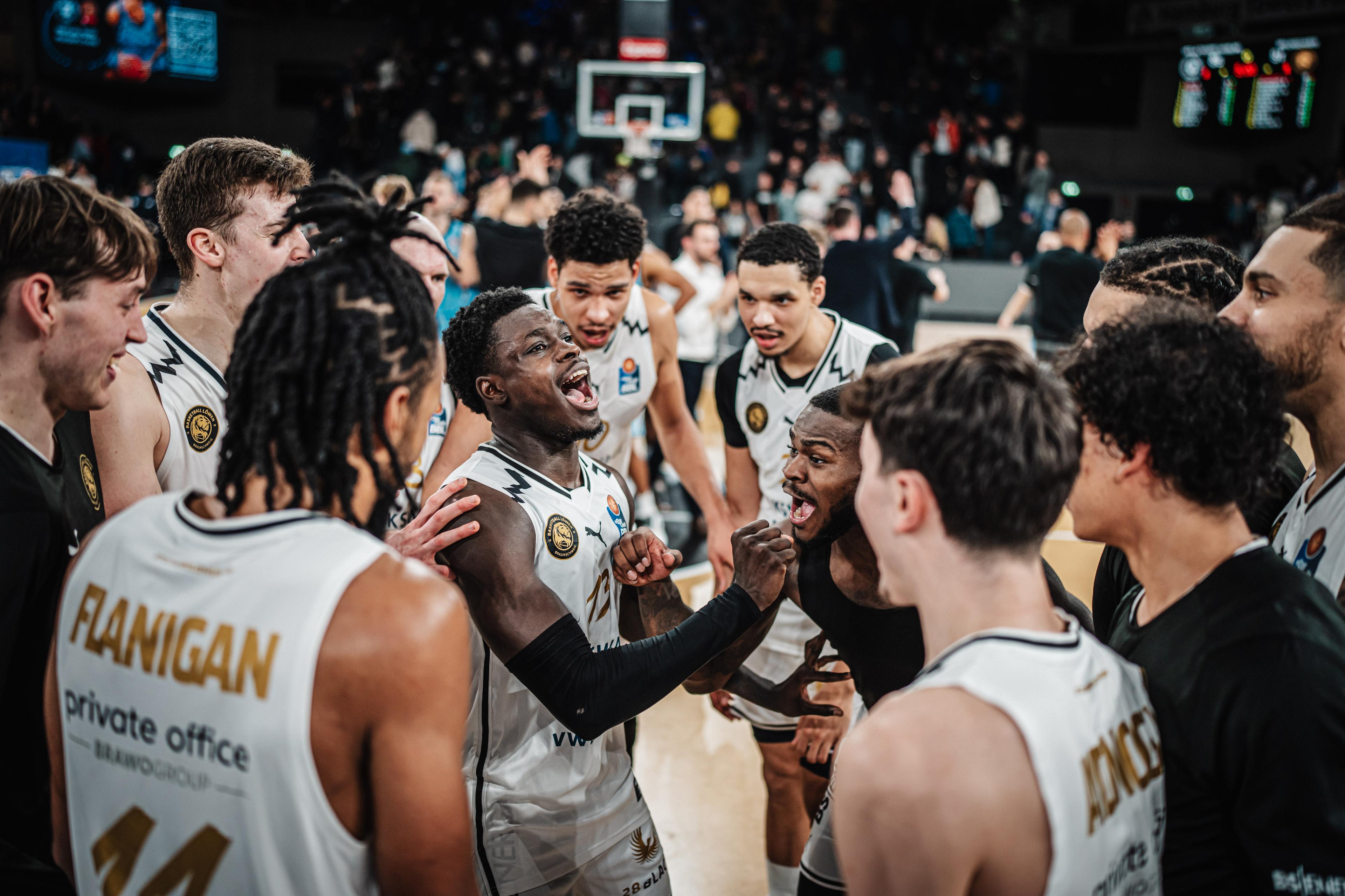 Die Krise der Veolia Towers Hamburg (4:8) spitzt sich nach der 86:91-Niederlage gegen die Basketball Löwen Braunschweig (8:4) zu, während die Gäste mit dem sechsten Sieg in Folge ihren Status als heißestes Team der easyCredit Basketball Bundesliga untermauerten.