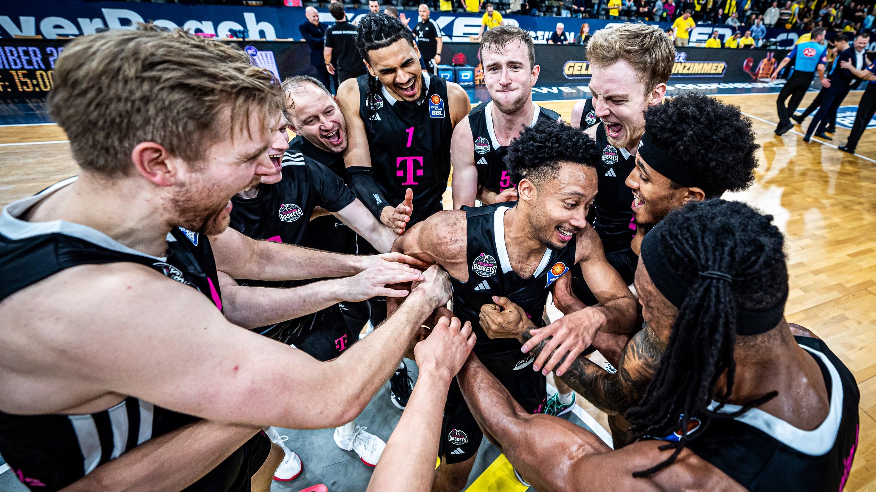Ein glänzend aufgelegter Darius McGhee führt die Telekom Baskets Bonn zum 96:91-Sieg im Nachholspiel bei den EWE Baskets Oldenburg. Der US-Amerikaner erzielt 44 Punkte und trifft dabei zehn Dreier.