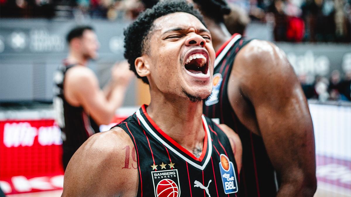 Die Bamberg Baskets beenden das Jahr 2024 auf einer Erfolgswelle: Das Team von Anton Gavel feiert einen 82:70-Auswärtssieg im Franken-Derby gegen die FIT/One Würzburg Baskets und fährt den vierten Ligasieg in Serie ein, wettbewerbsübergreifend sind die Oberfranken seit sieben Partien ungeschlagen. Für die Unterfranken setzt es die erste Niederlage nach zuletzt drei Siegen nacheinander.