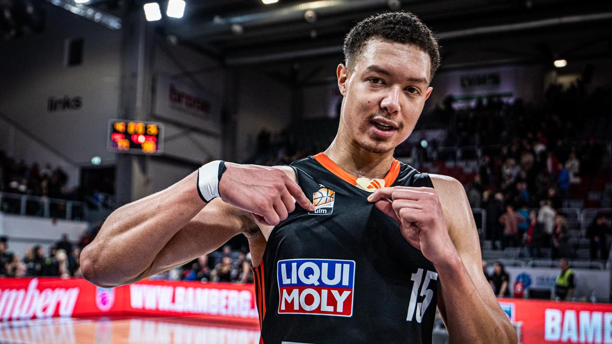 Mitte Oktober vergangenen Jahres ist ratiopharm ulm im Pokal-Achtelfinale durch einen Buzzerbeater an den Bamberg Baskets gescheitert, nun gelingt dem Team von Ty Harrelson in einem Nachholspiel des dritten Spieltags eine dominante Revanche: Durch einen 98:77-Erfolg feiern die Ulmer ihren höchsten Auswärtssieg der Saison und stoppen den Erfolgslauf Bambergs um ihren ehemaligen Meistertrainer Anton Gavel von wettbewerbsübergreifend sieben Siegen in Serie.