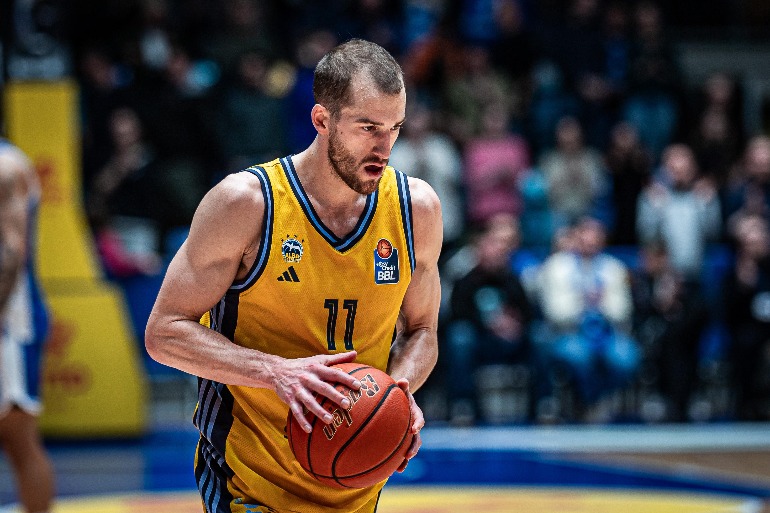 Am Ende sieht das 75:61 für ALBA BERLIN über die SKYLINERS aus Frankfurt auf dem Papier souverän aus. Ist es in gewisser Weise auch, doch die Partie selbst verläuft über weite Strecken eng. Das liegt vor allem an der Achse um Jordan Theodore (13 Punkte, 8 Assists) und Einaras Tubutis (14 Punkte, 5 Blocks), die den Hauptstädtern einiges abverlangt. Da sich die Hauptstädter - schon mit Pedro Calles, aber noch ohne Michael Kessens auf der Bank - allerdings auf Matt Thomas (25 Punkte) und ihre Physis verlassen können, kassieren die Hessen letztlich ihre vierte Niederlage in Serie.