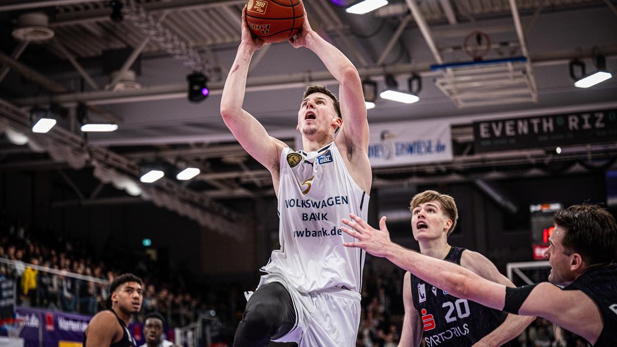 Die Basketball Löwen Braunschweig dominieren das Niedersachsen-Derby bei der BG Göttingen nach Belieben: Beim 107:86-Sieg setzen sich die Löwen zeitweise auf 35 Zähler Differenz ab, noch nie haben die Braunschweiger in der Derby-Geschichte einen höheren Erfolg in Göttingen gefeiert. Während die Löwen ihren dritten Auswärtssieg nacheinander einfahren, kassiert das Schlusslicht Göttingen die fünfte Niederlage in Serie.