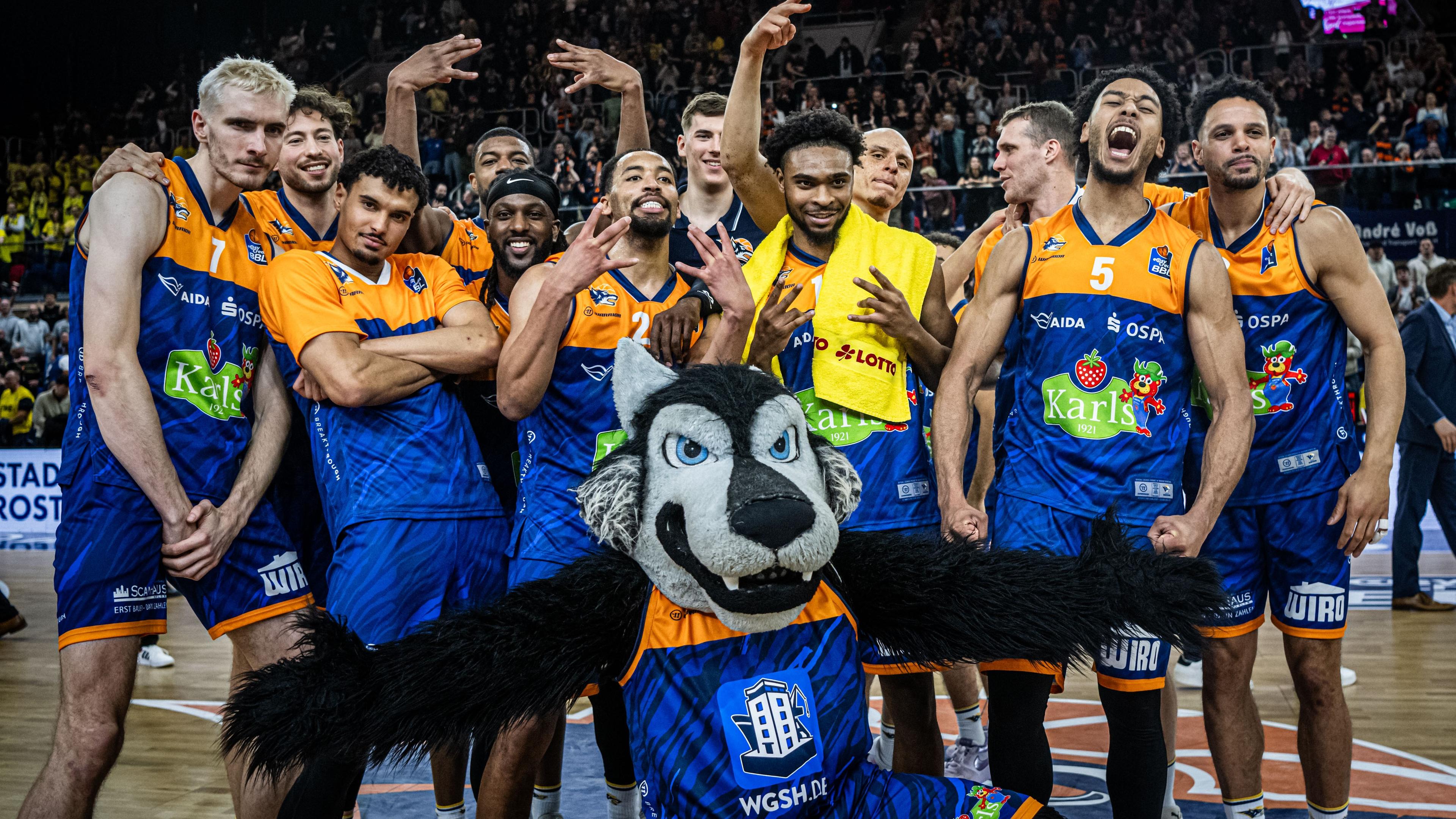 Die ROSTOCK SEAWOLVES setzen sich in der bislang punktereichsten Partie der laufenden Saison gegen die EWE Baskets Oldenburg mit 122:188 durch. Zwei Verlängerungen sind notwendig, um einen Sieger zu finden.