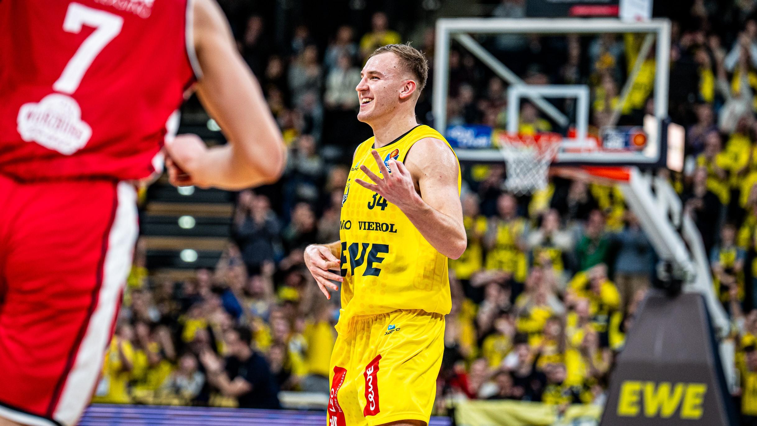 Die EWE Baskets Oldenburg feiern vor heimischer Kulisse den zweiten Heimerfolg in Folge. Vor 6.200 Zuschauern in der erneut ausverkauften EWE Arena besiegen die Niedersachsen die FIT/One Würzburg Baskets mit 96:85. Ein Oldenburger Trio ragt heraus, bei den Gästen erzielt Hannes Steinbach ein Double-Double und steigert dabei mehrere Karriere-Bestwerte.