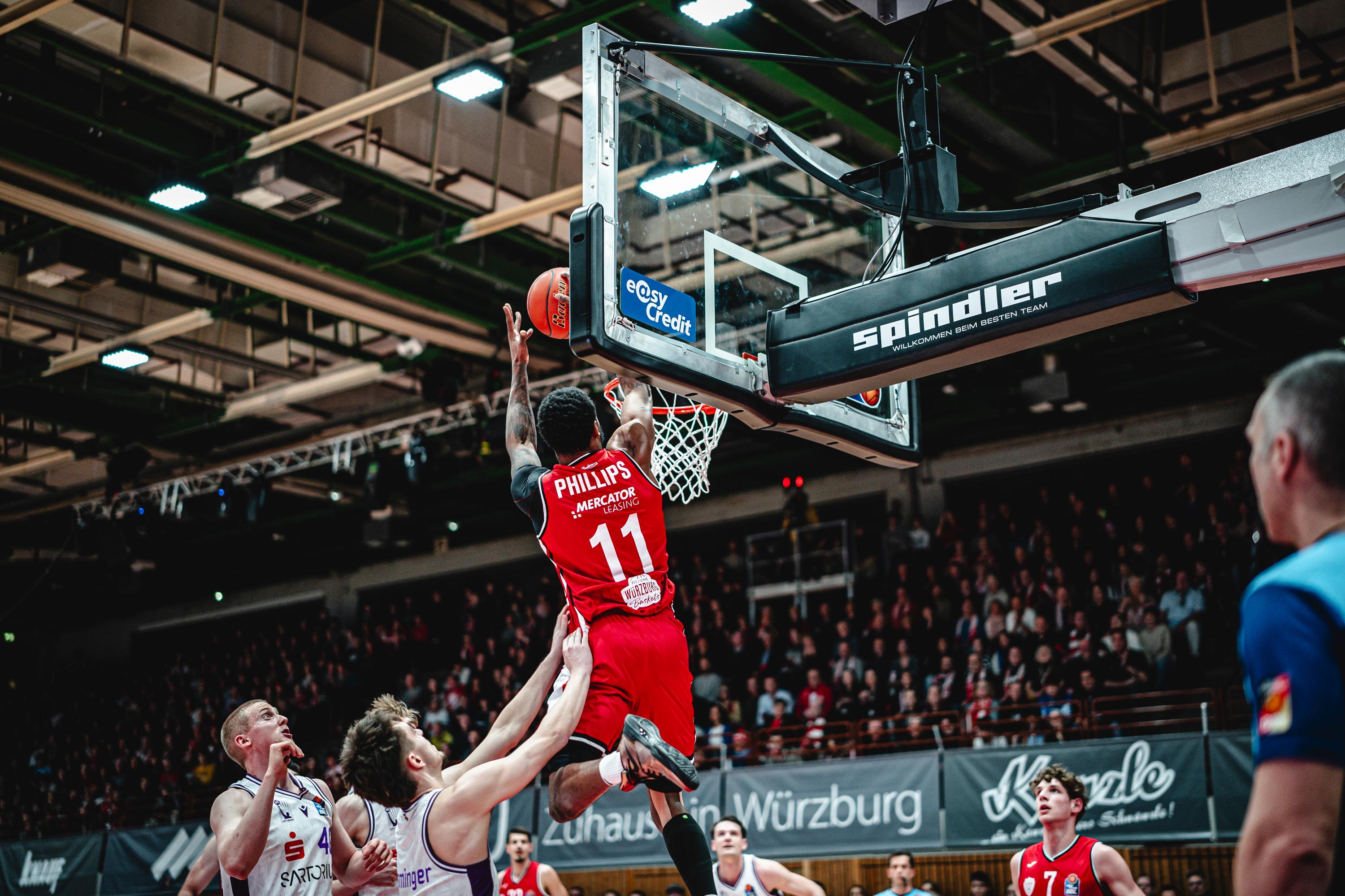 Die Revanche für das überraschende Aus im Pokal ist den FIT/ONE Würzburg Baskets (9:4) gelungen. Beim 79:78 gegen die BG Göttingen (1:11) aber weitaus knapper als erwartet.