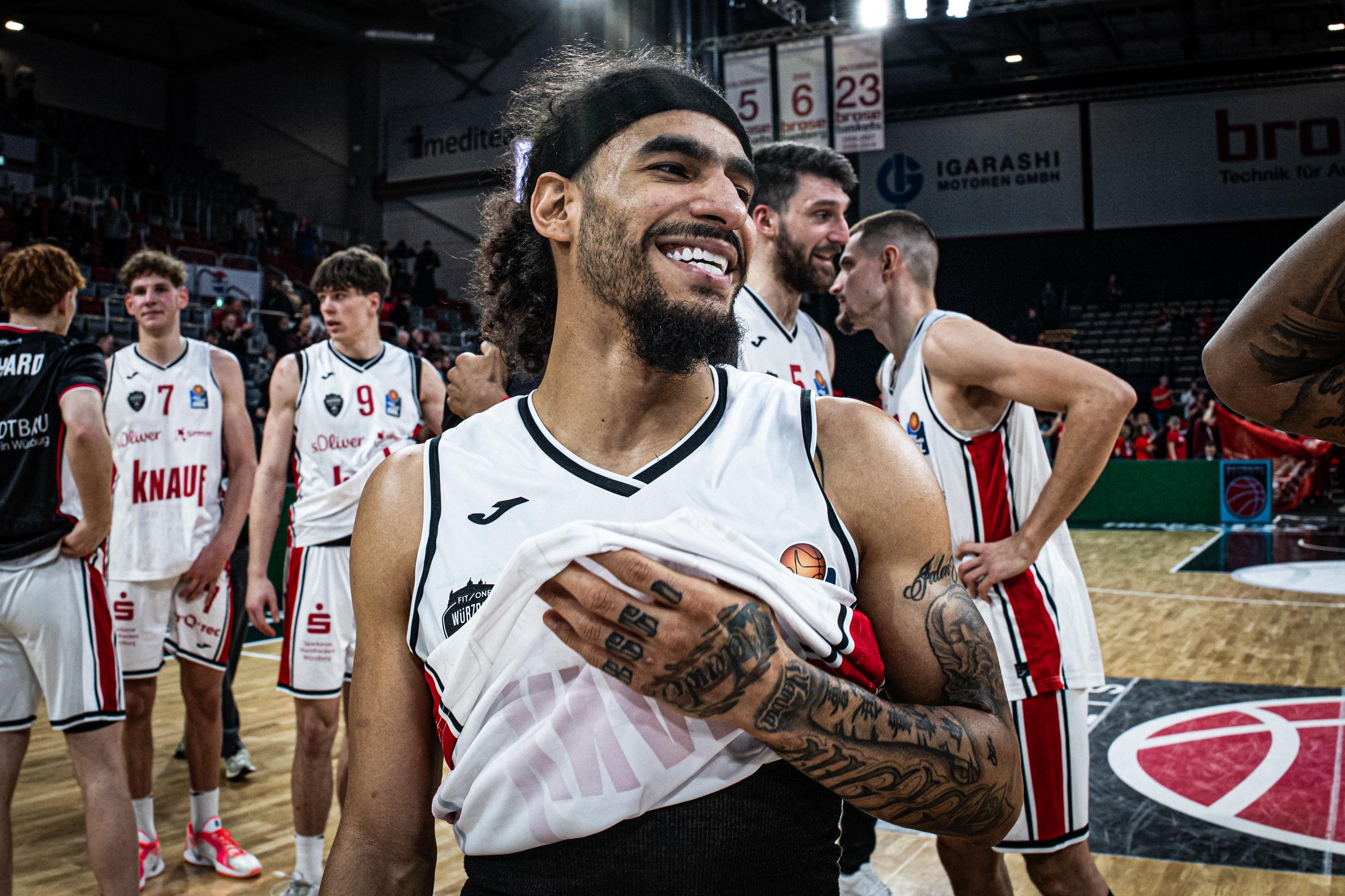 Keine Führung höher als sechs Punkte, dazu 19 Unentschieden sowie 14 Führungswechsel und noch eine Verlängerung oben drauf. Das Frankenderby zwischen den Bamberg Baskets und FIT/One Würzburg Baskets wird allen Beteiligten noch lange in Erinnerung bleiben. Während bei den Gästen MVP-Kandidat Jhivvan Jackson (25 Punkte, 8 Rebounds, 9 Assists) brilliert und Würzburg durch das 98:93 die fünf Spiele währende Negativserie beendet, muss Freak City vor dem anstehenden Pokalwochenende einen herben mentalen Dämpfer hinnehmen. 