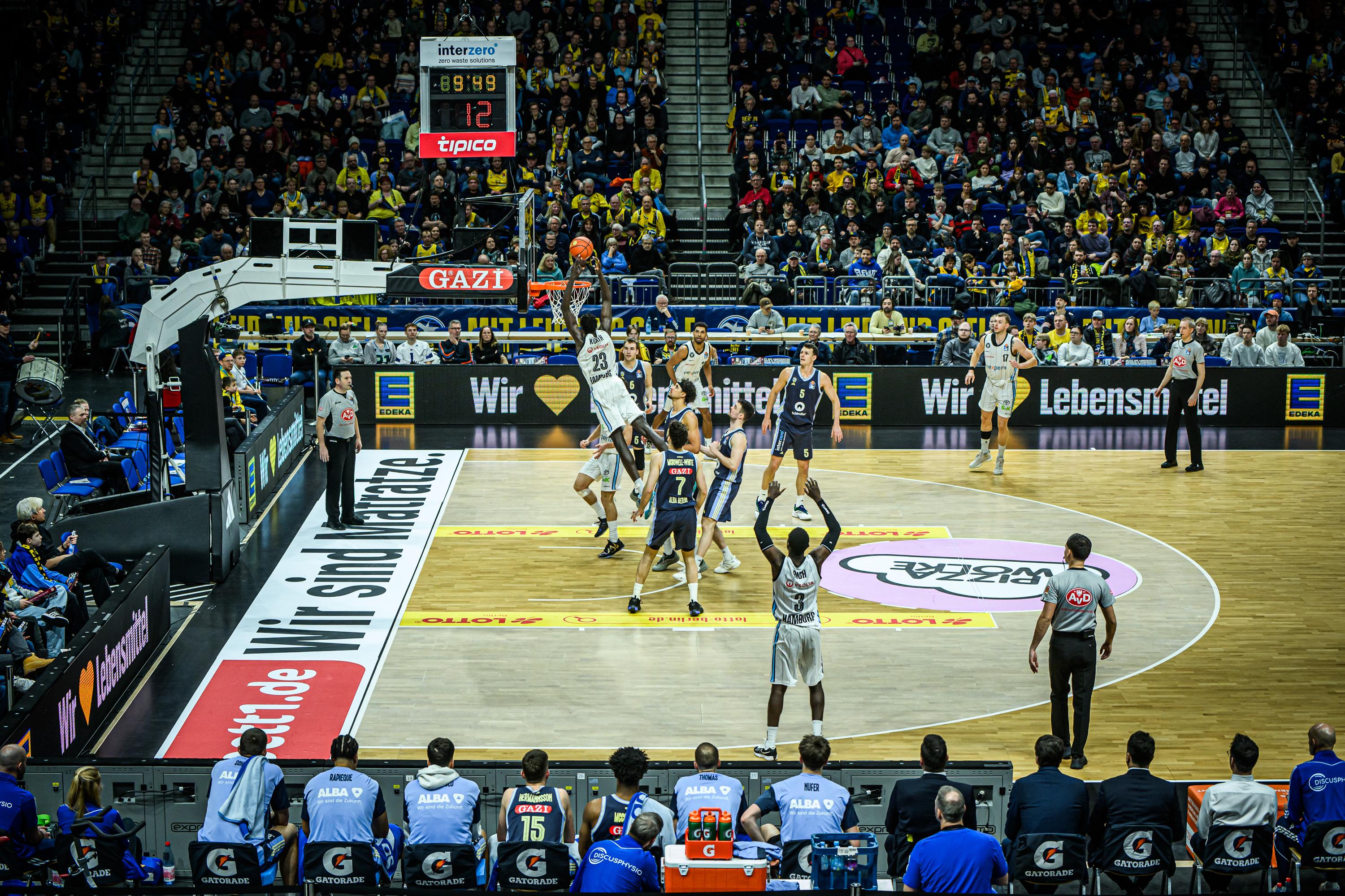 Vizemeister ALBA BERLIN (8:10) hat sich mit einer eindrucksvollen Demonstration zurückgemeldet. Gegen die Veolia Towers Hamburg (8:10) revanchierten sie sich mit 92:77 für die Niederlage im Hinspiel.