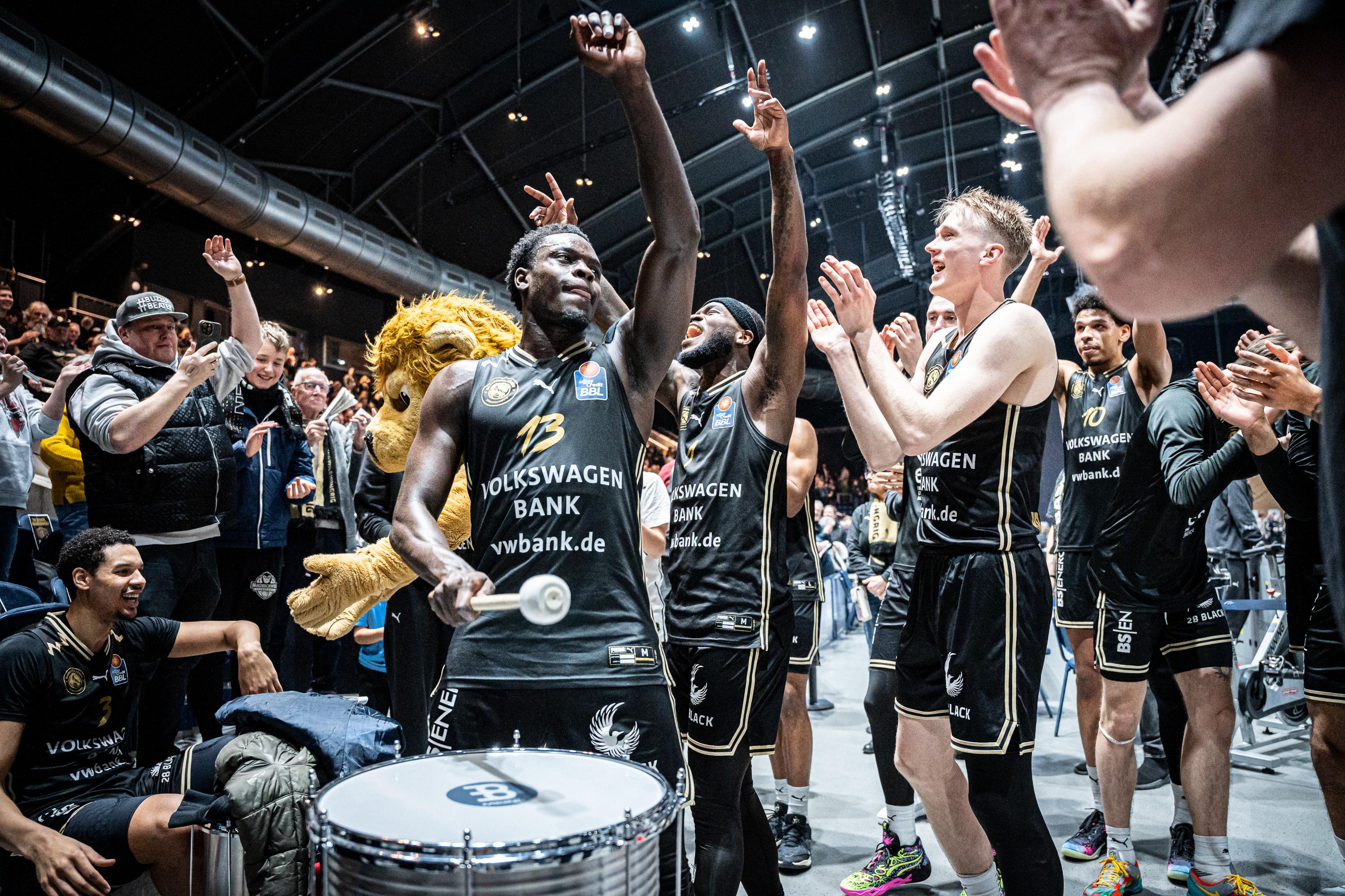 Heiß, heißer Basketball Löwen Braunschweig (14:6). Der Überraschungszweite der easyCredit Basketball Bundesliga bleibt in der Erfolgsspur, feierte gegen die Veolia Towers Hamburg (8:11) mit 91:79 den dritten Sieg in Serie.