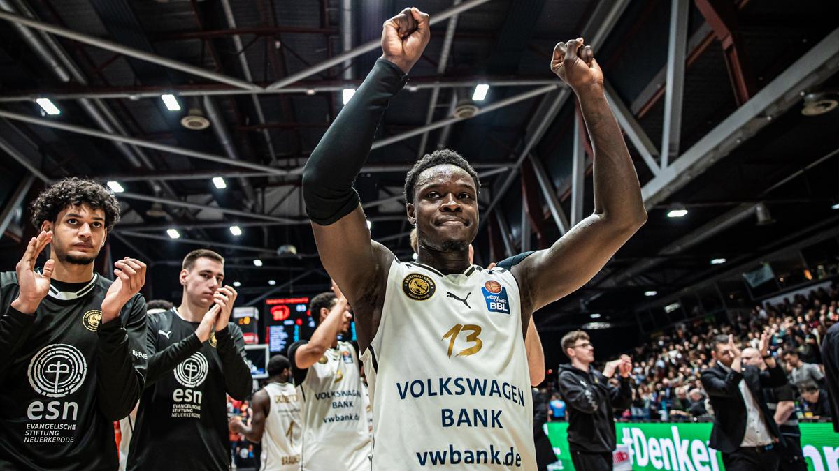 Elfter Sieg aus den vergangenen 13 Spielen: Die Basketball Löwen Braunschweig bleiben im Aufwind, durch einen 95:83-Auswärtserfolg gegen die NINERS Chemnitz behauptet das Team von Headcoach Jesus Ramirez den zweiten Tabellenplatz. Vor allem die Guards Arnas Velicka, Barra Njie und TJ Crockett Jr. trumpfen bei Braunschweig auf.