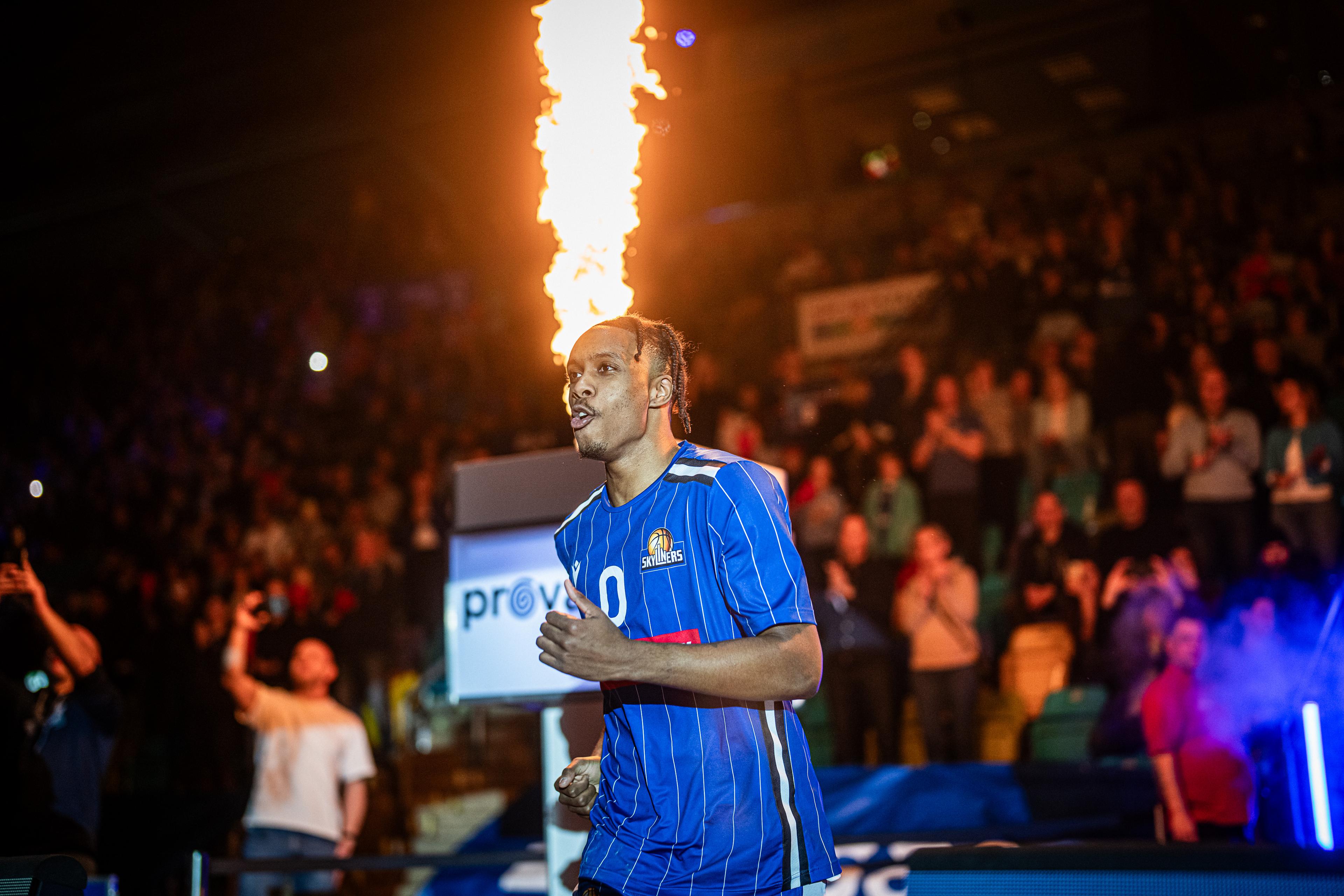 Das Rennen um den Klassenverbleib in der easyCredit BBL ist noch nicht entschieden. Dennoch ist klar, dass die Partie zwischen den SKYLINERS aus Frankfurt und der BG Göttingen durchaus einem Fingerzeig gleichkommt. Wenig verwunderlich sind es die Guards, die auf beiden Seiten das Geschehen dominieren. Auch wenn die Gastgeber ab dem zweiten Viertel durchgehend führen, bleibt den „Veilchen“ mit dem letzten Wurf ein Chance, das Blatt zu wenden - doch der Balden verfehlt sein Ziel und Frankfurt feiert ein hauchdünnes 95:94. Damit wartet die BG nach neun Niederlagen in Serie weiterhin auf ein Erfolgserlebnis, die SKYLINERS indes haben ob des 100:72 im Hinspiel nunmehr vier Spiele Vorsprung - inklusive des direkten Vergleich - auf das Schlusslicht.