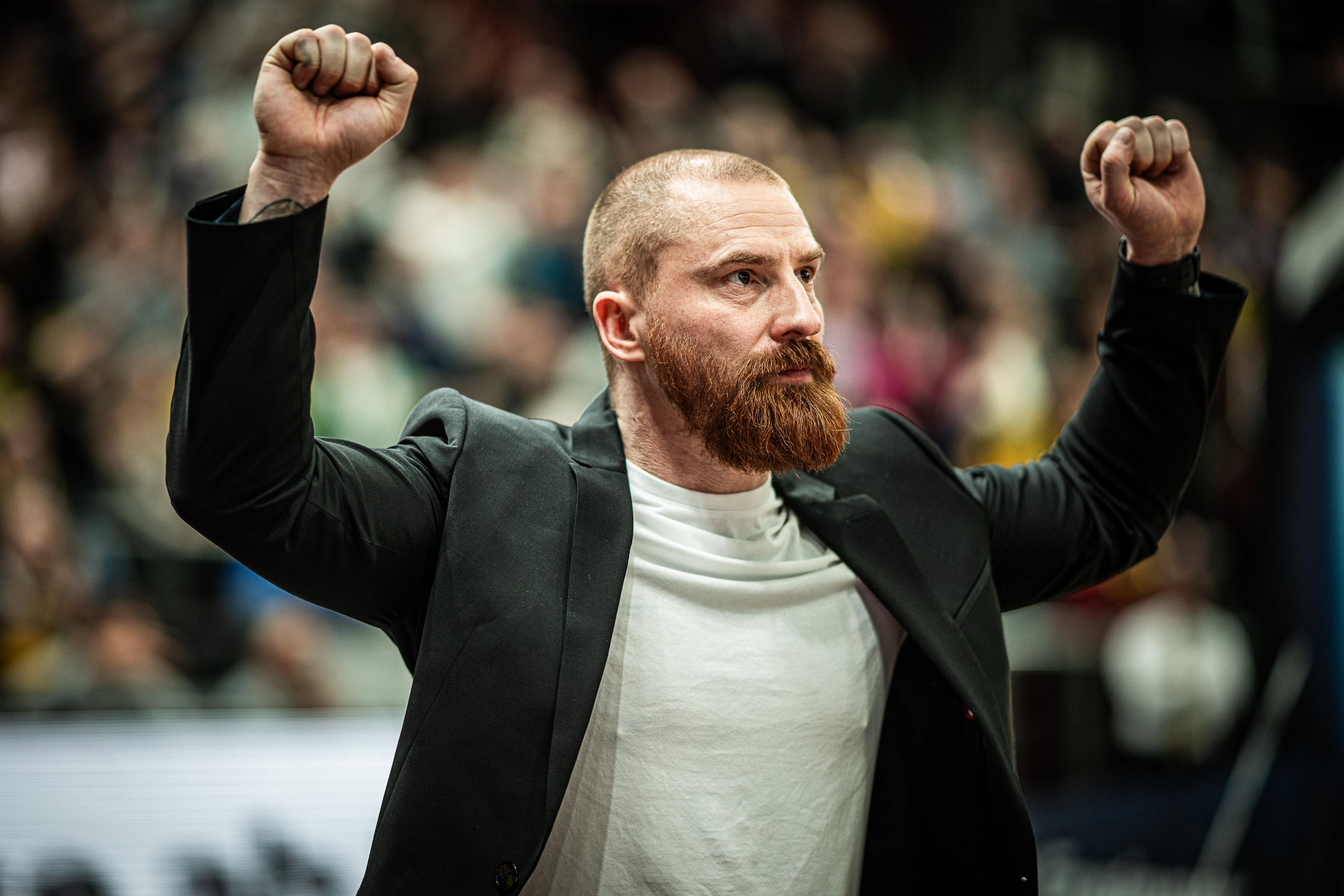 Auch wenn John Patrick erkrankt daheim liegt, weiß er seine MHP RIESEN Ludwigsburg bei Lars Masell in guten Händen. Der Assistent hat in der Rolle des Interim-Chefs immerhin schon Bonn und Berlin bezwungen - nun kommt ratiopharm ulm mit auf die Liste. Im Schwaben-Derby geben die Gastgeber fast permanent den Ton an, stehen den #uulmern permanent auf den Füßen und kommen so zu 20 Abschlussversuchen aus dem Feld mehr als die Gäste.